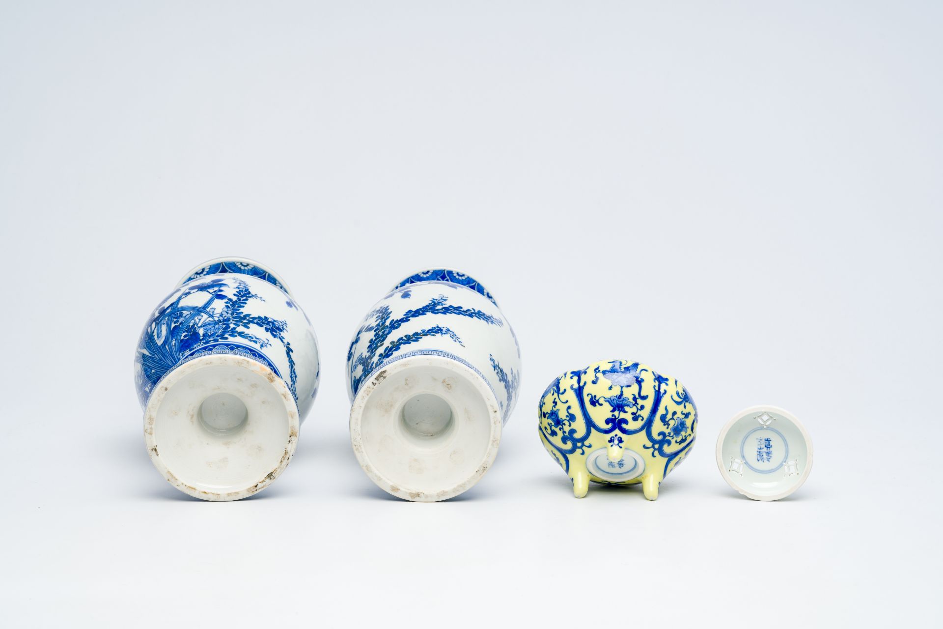 A Japanese yellow-ground incense burner and a pair of blue and white vases, poss. Hirado, Meiji, 19t - Bild 7 aus 7