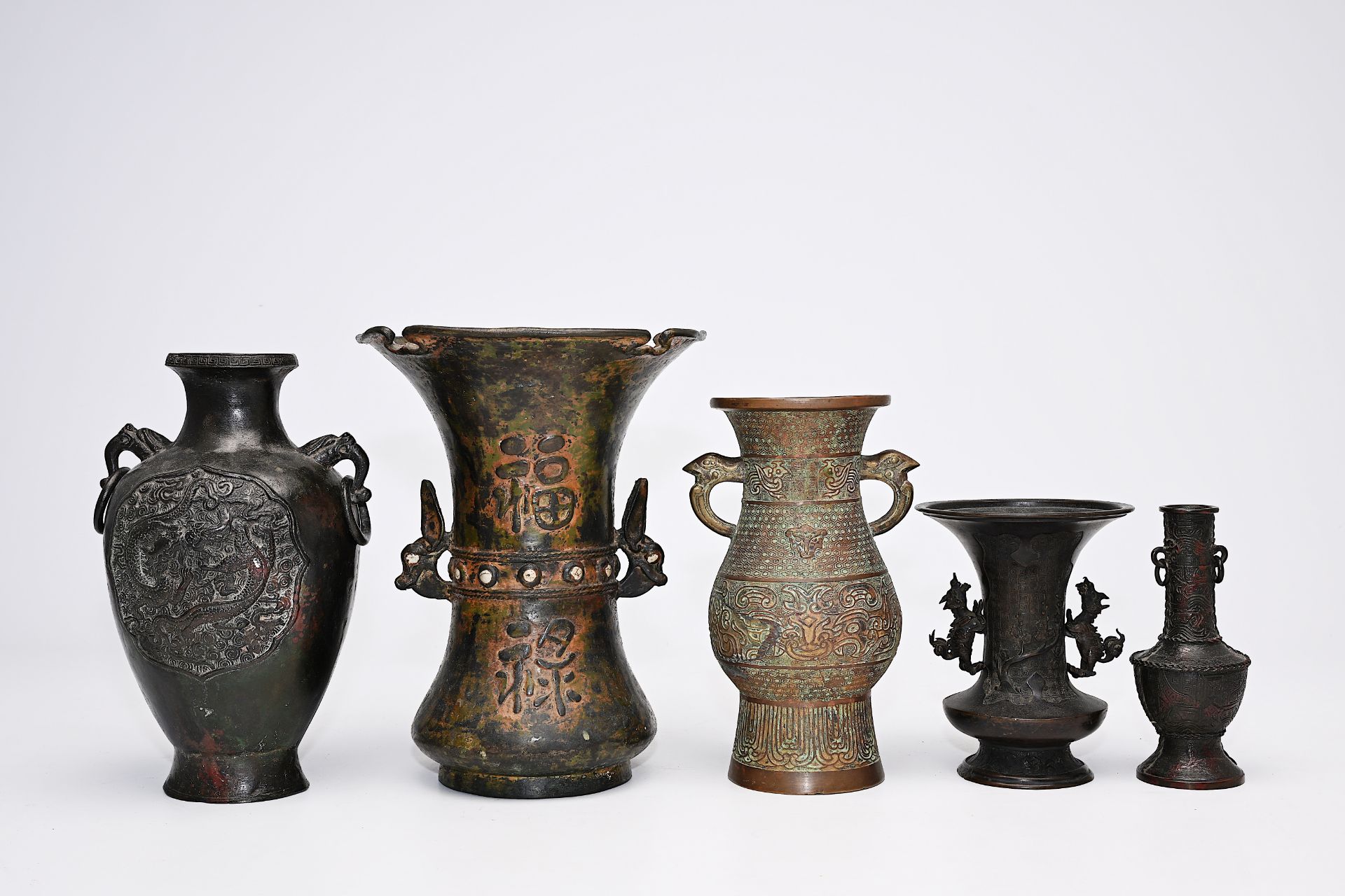 A varied collection of Chinese and Japanese bronze vases, Qing and 20th C. - Bild 3 aus 12