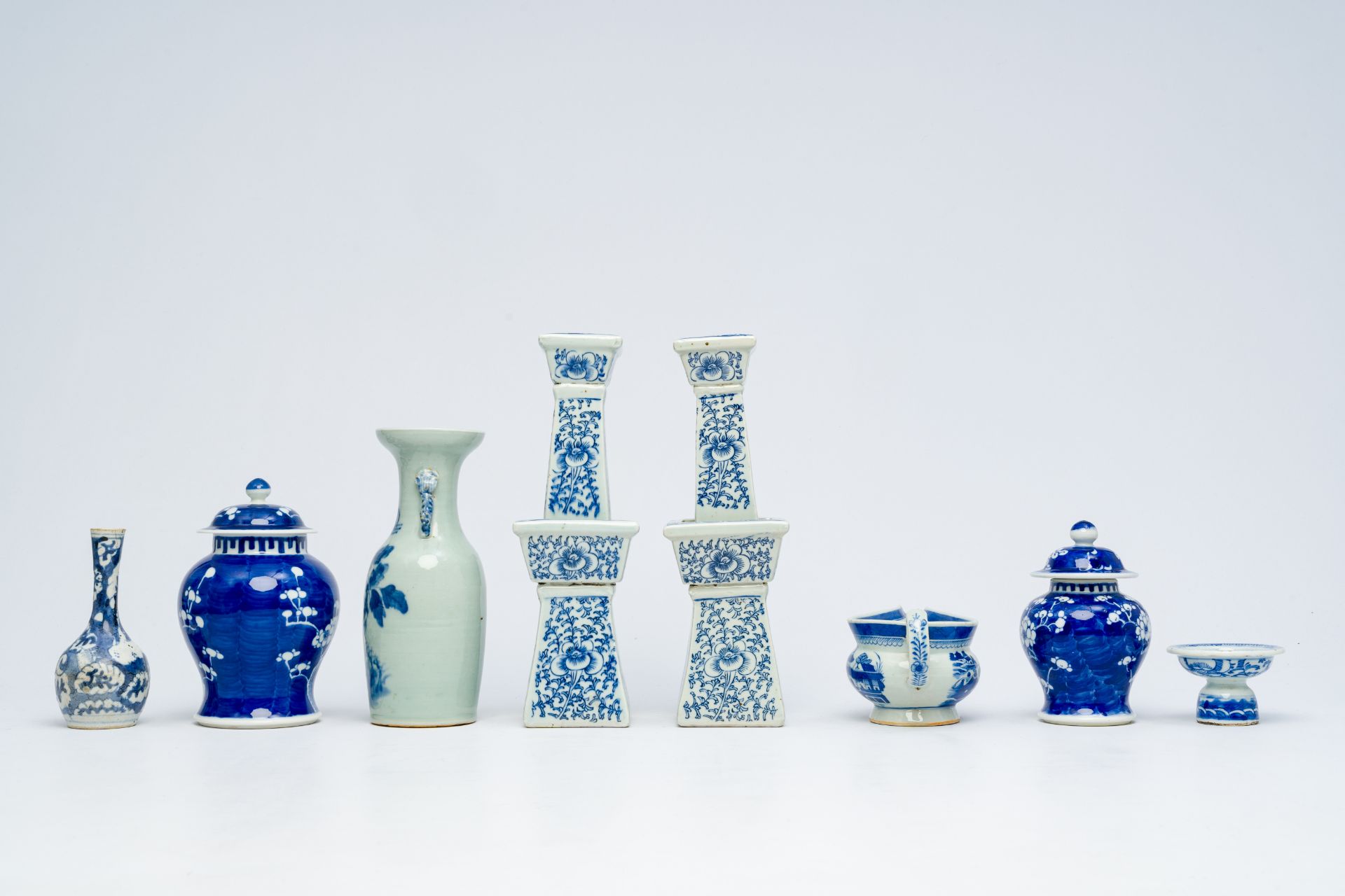 A varied collection of Chinese blue and white porcelain, 19th/20th C. - Image 6 of 30