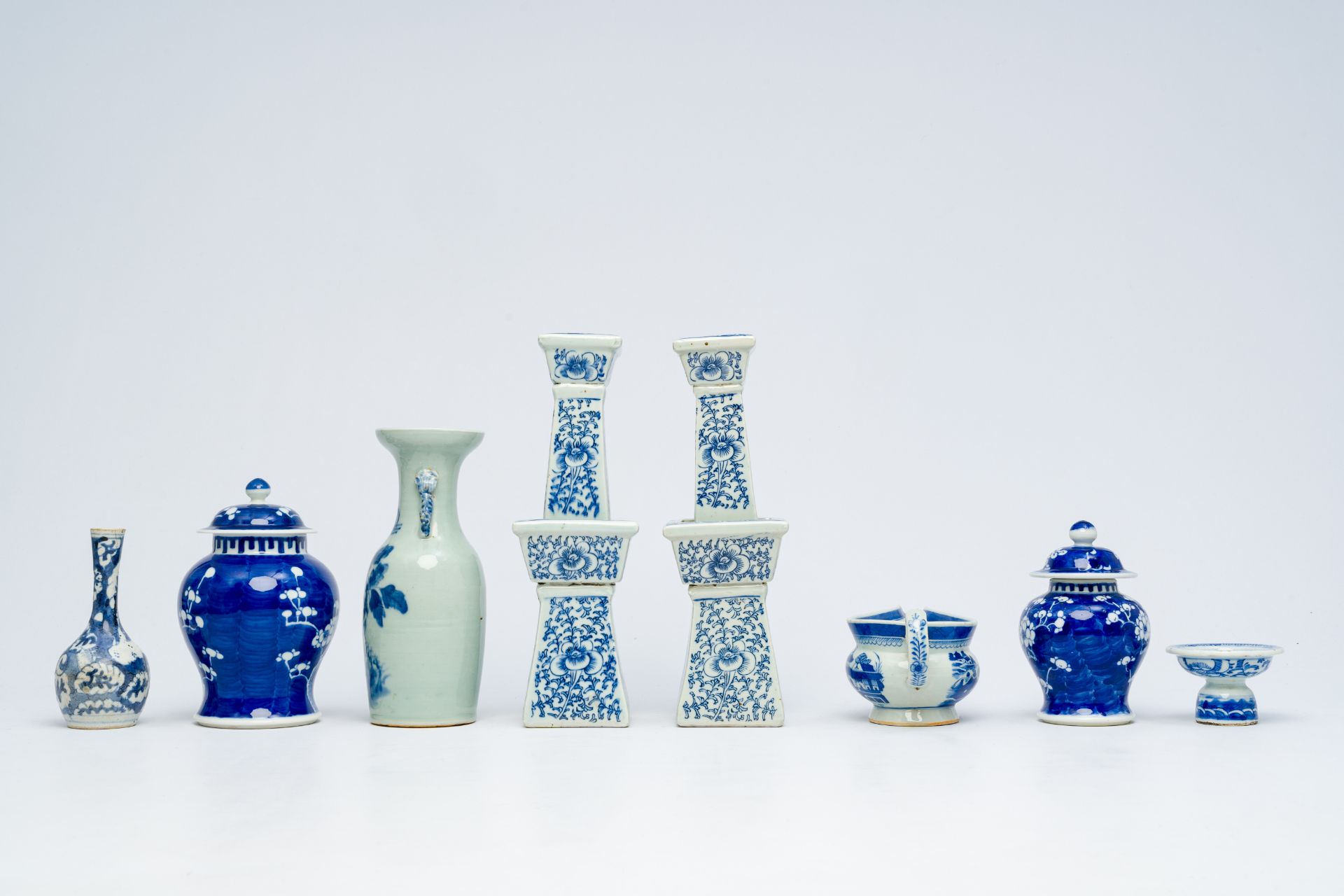 A varied collection of Chinese blue and white porcelain, 19th/20th C. - Bild 6 aus 30