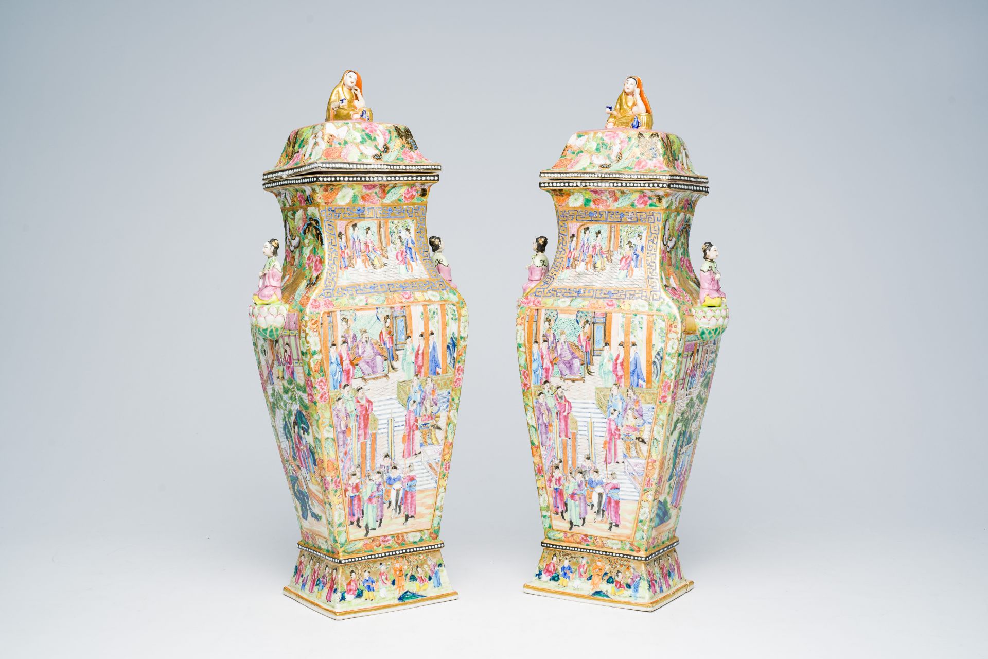 A pair of fine quadrangular Chinese Canton famille rose vases and covers with palace scenes and figu - Bild 2 aus 48