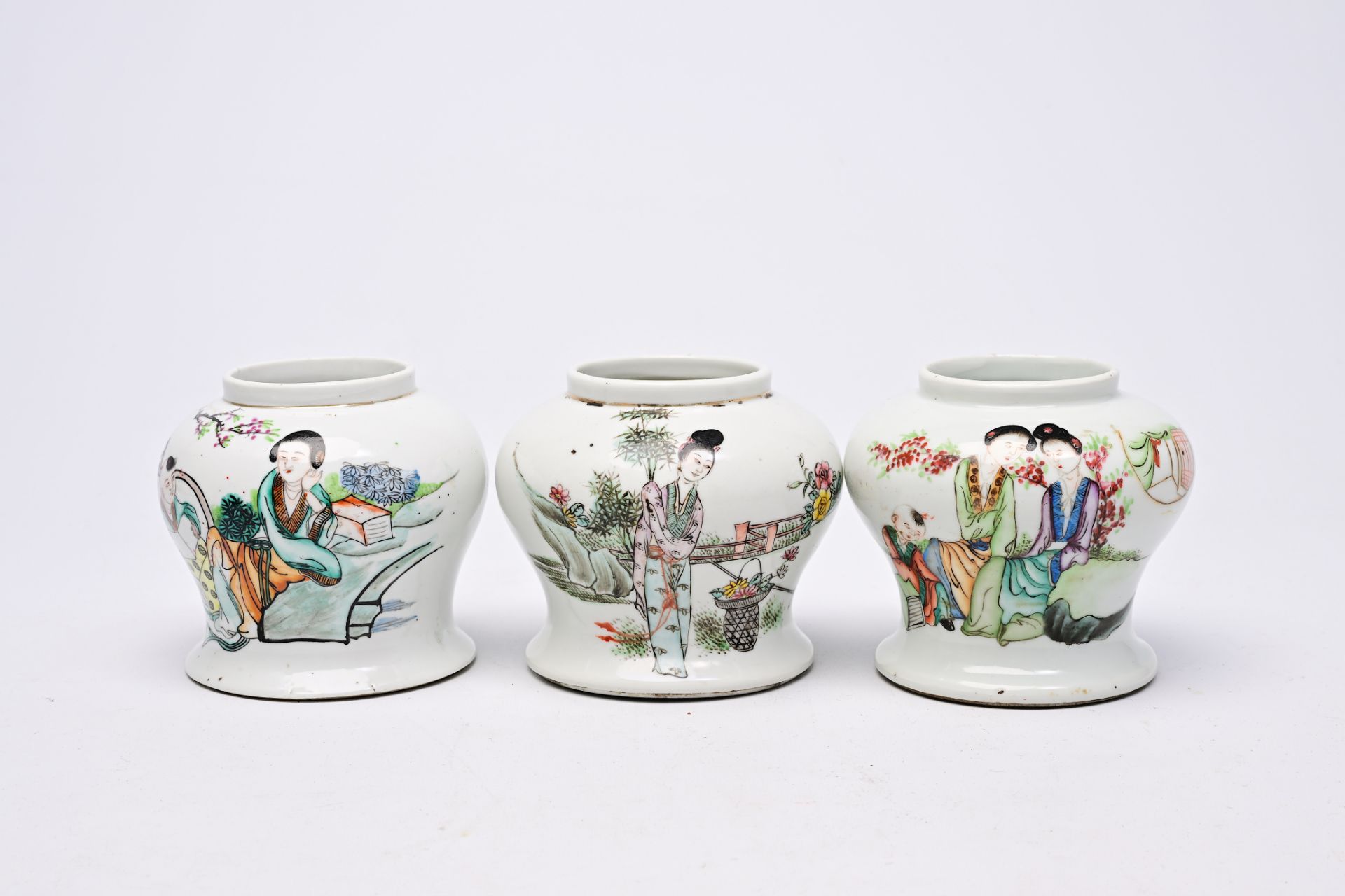 Five various Chinese famille rose and qianjiang cai jars and covers with ladies and children on a te - Bild 10 aus 28