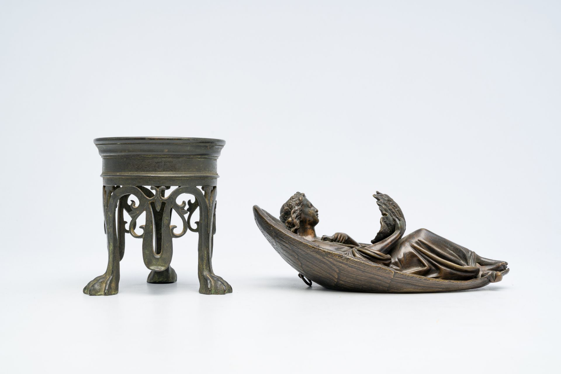 An Italian 'Grand Tour' patinated bronze tripod stand and a holy water font in the shape of an angel - Bild 4 aus 7