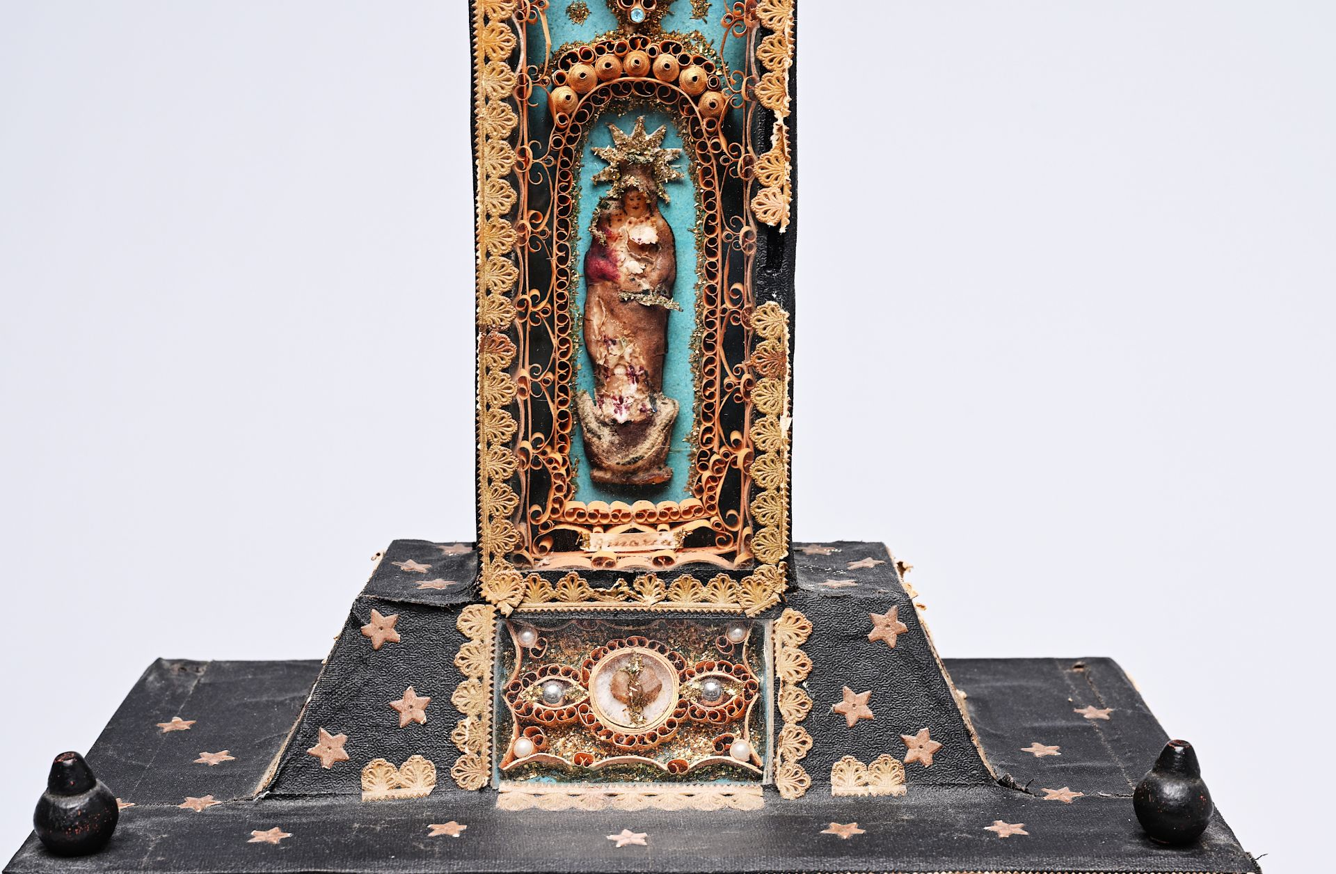 An exceptionally large reliquary of various saints with embroidery, paper filigree and pearls, Fland - Image 8 of 13