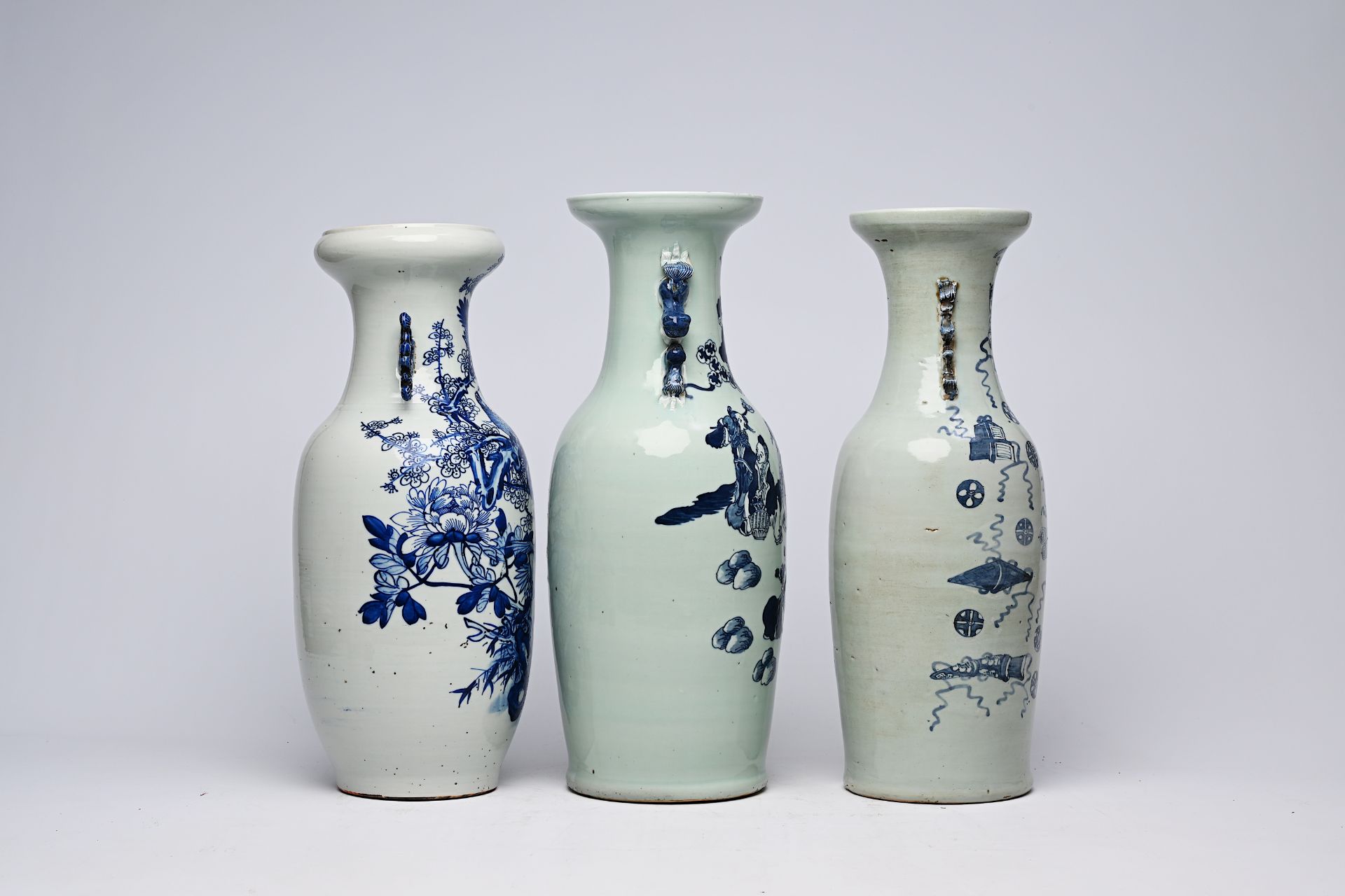Three various Chinese blue and white celadon ground vases, 19th/20th C. - Bild 8 aus 16