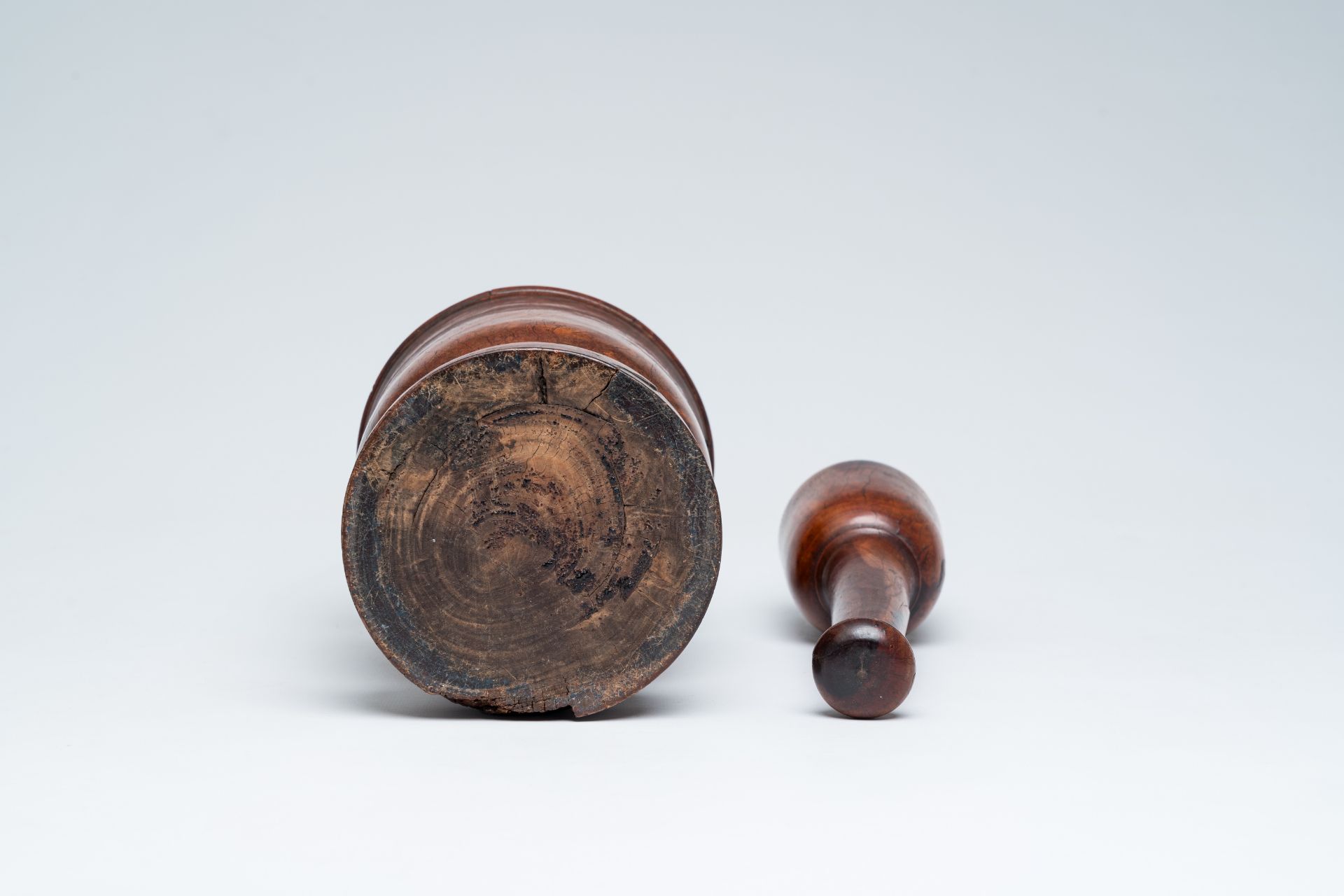 An English turned burl wood 'Queen Anne' mortar and pestle, 18th C. - Image 9 of 11