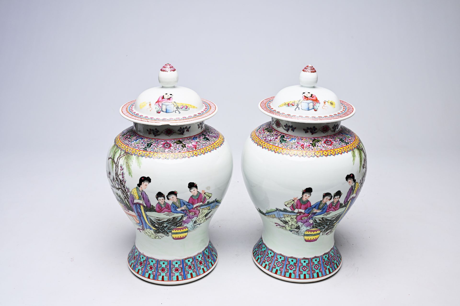 A pair of Chinese famille rose vases and covers with ladies on a terrace, Qianlong mark, Republic, 2 - Bild 16 aus 16