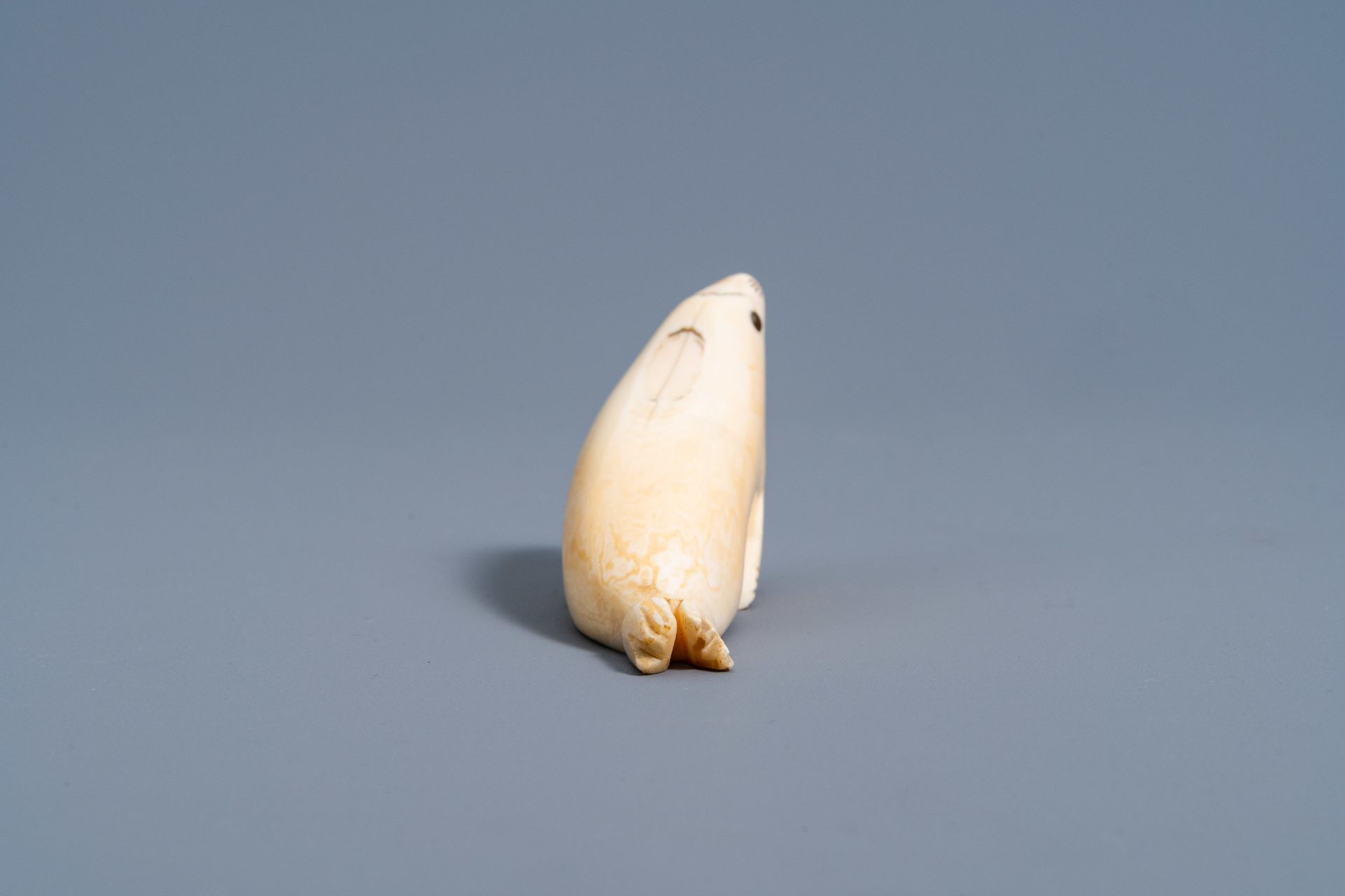 An Inuit carved whale ivory figure of a seal, Canada or Alaska, 19th C. - Bild 6 aus 11