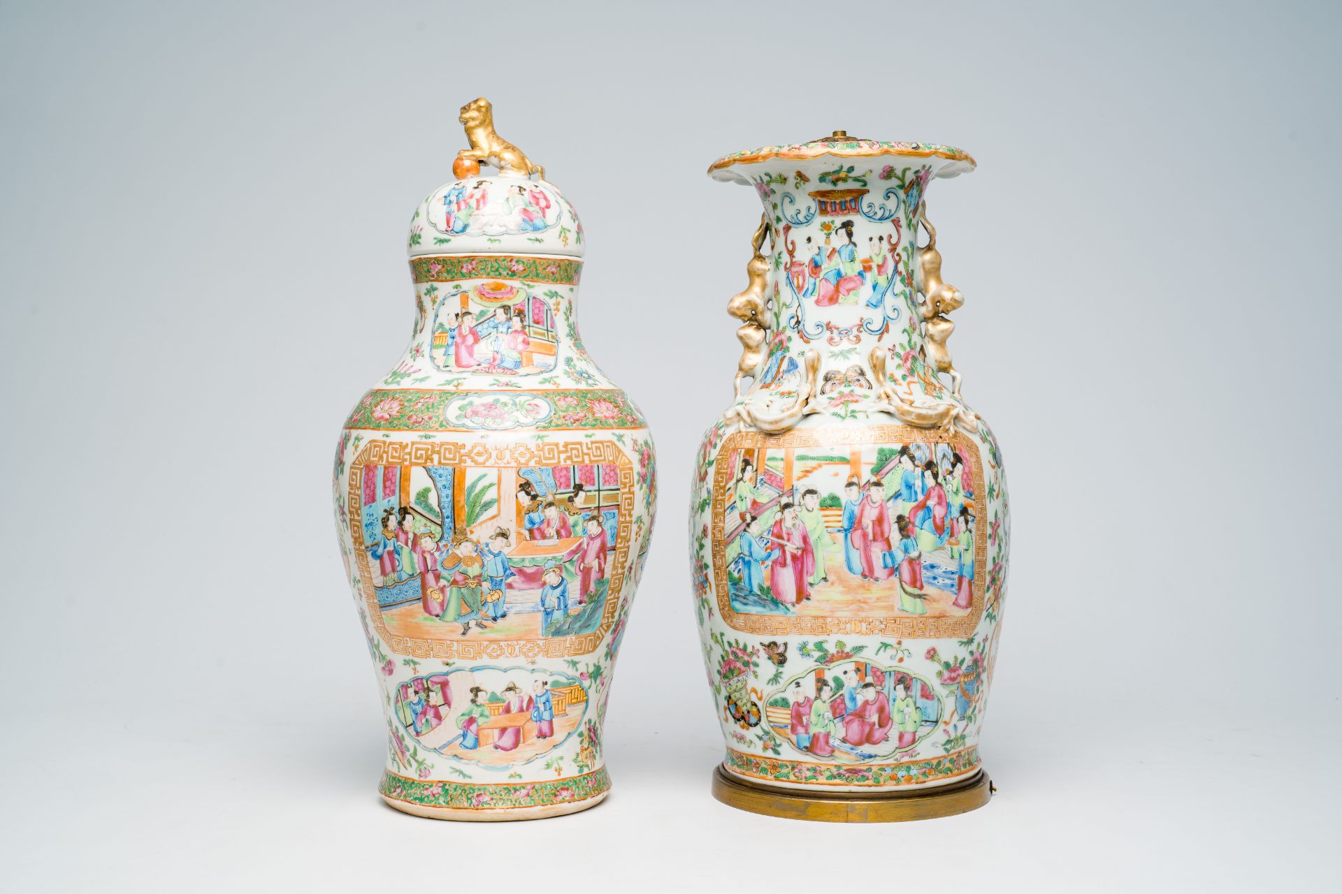 Two Chinese Canton famille rose vases with palace scenes, one of which mounted as a lamp, 19th C. - Bild 6 aus 46