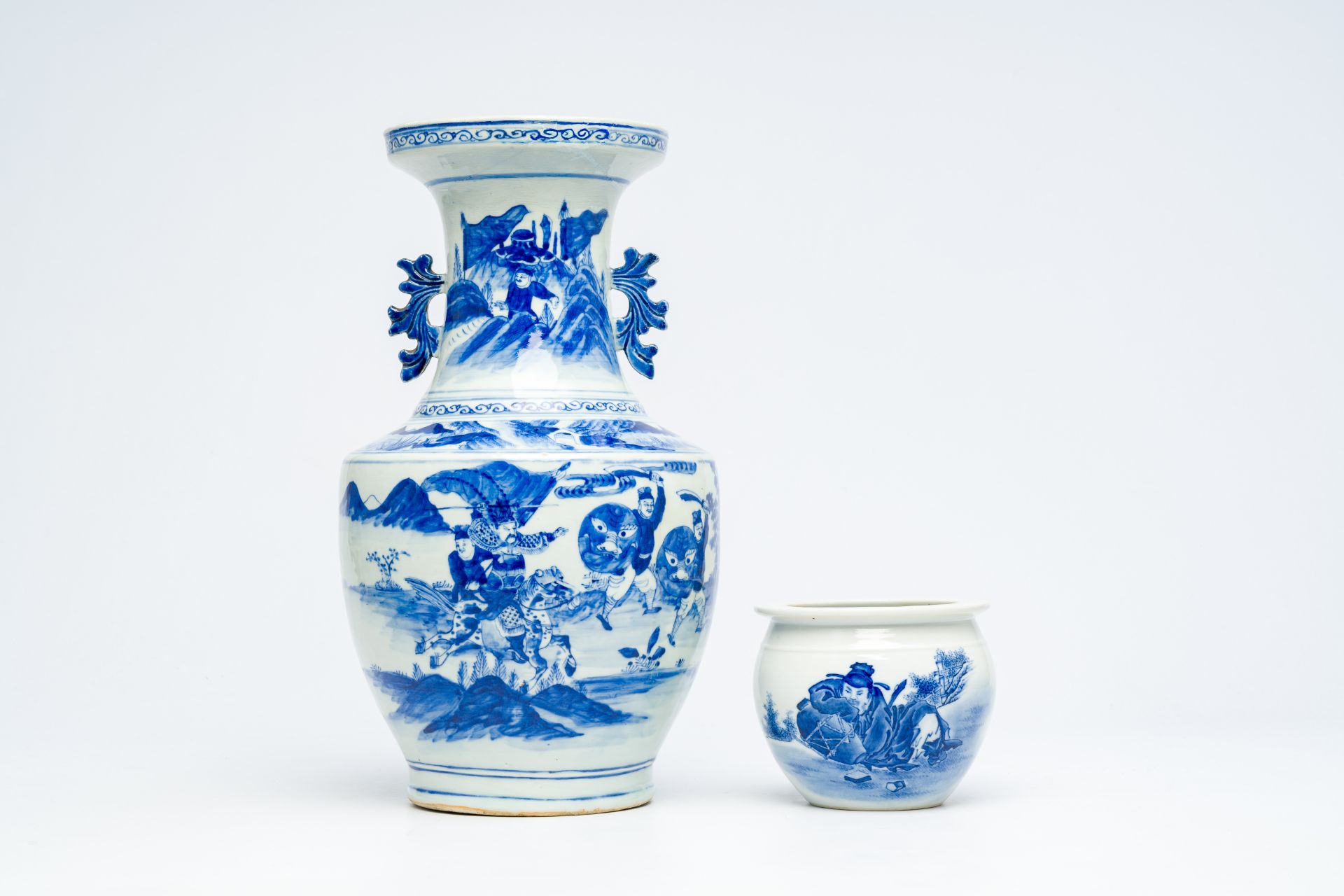 A Chinese blue and white vase and a jardiniere with Li Bai, 19th/20th C. - Bild 2 aus 7