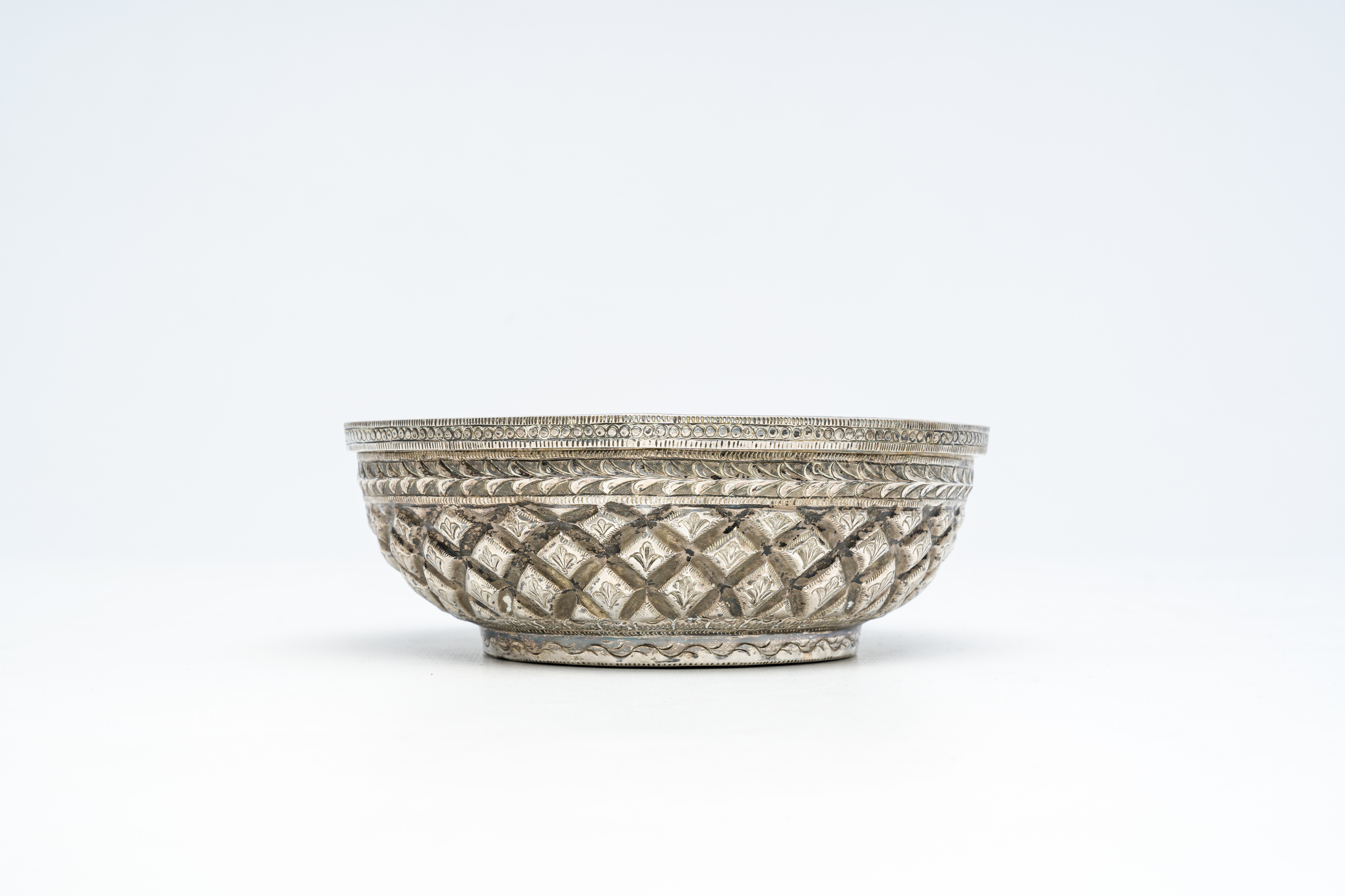 A Southeast Asian silver bowl, probably Laos or Sri Lanka, 19th/20th C. - Image 4 of 7