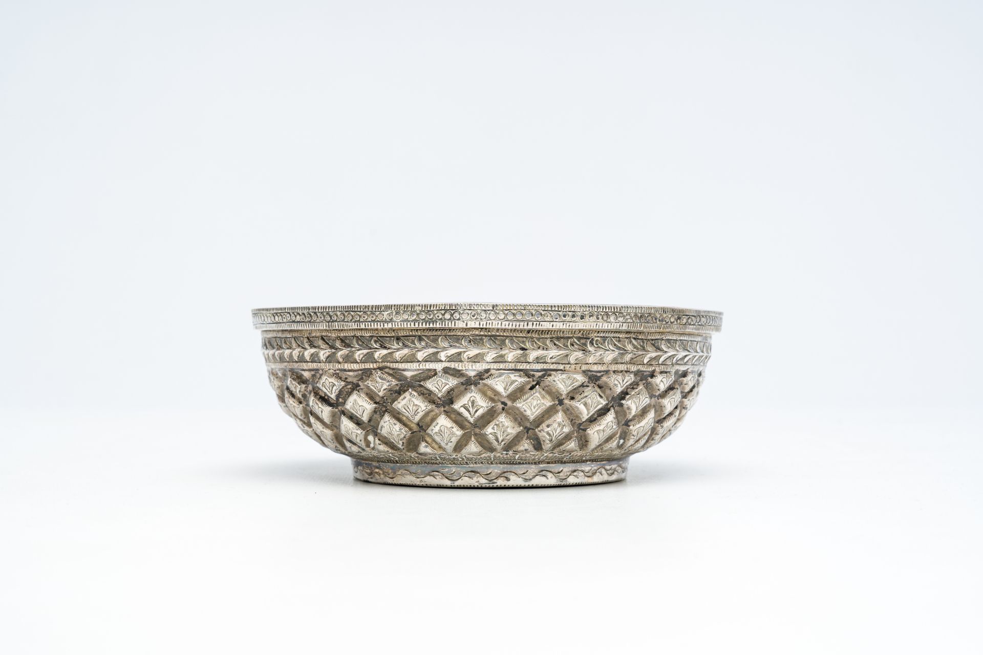 A Southeast Asian silver bowl, probably Laos or Sri Lanka, 19th/20th C. - Image 4 of 7