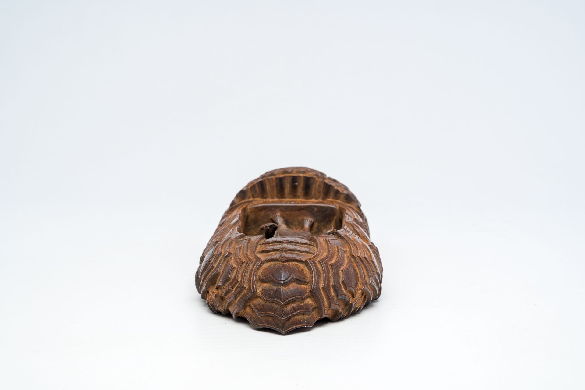 A Chinese or Tibetan partly gilded wooden votive Buddhist sculpture, 19th/20th C. - Image 5 of 6