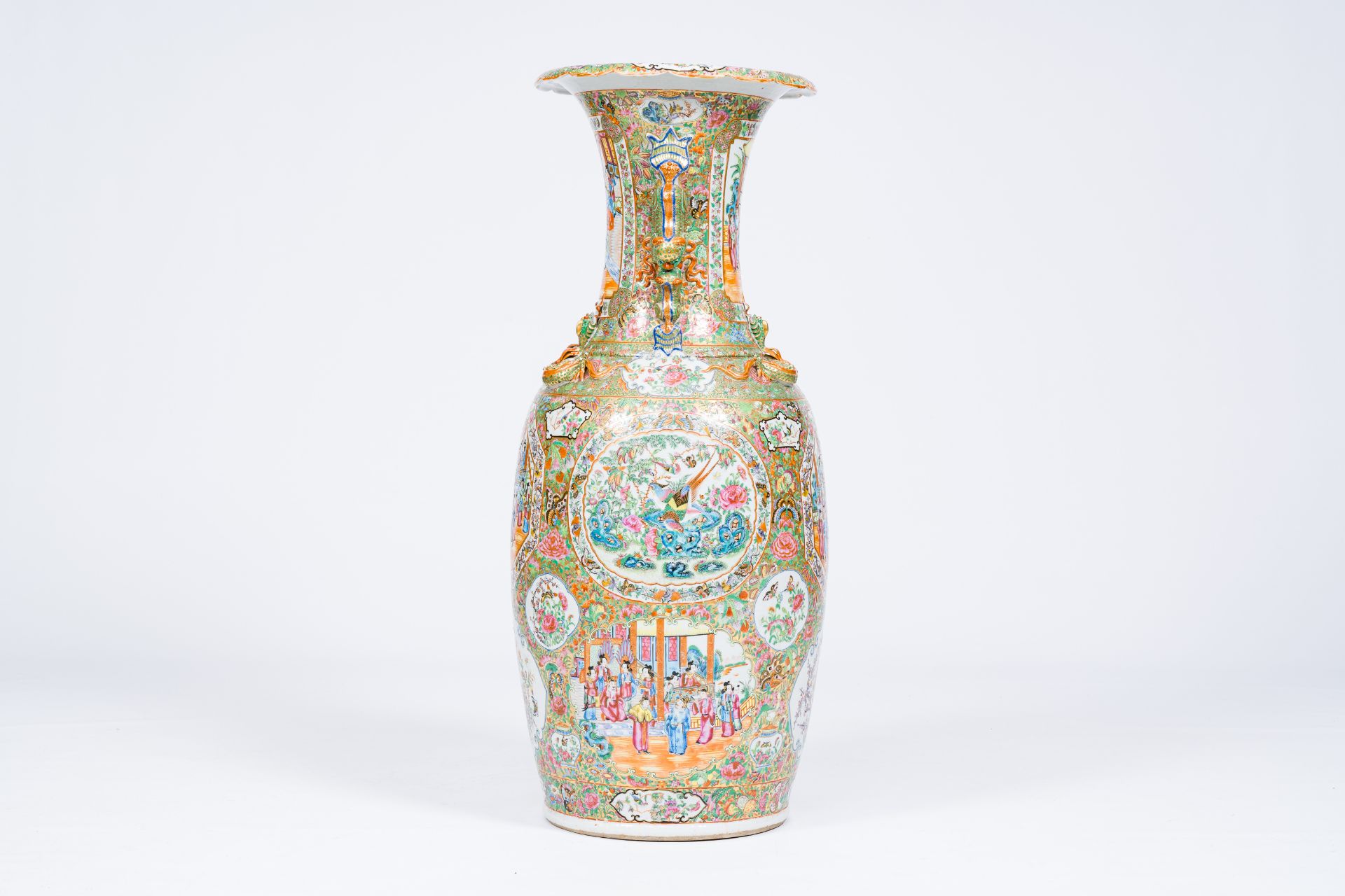 A large and fine Chinese Canton famille rose vase with palace scenes, birds and butterflies among bl - Bild 2 aus 6