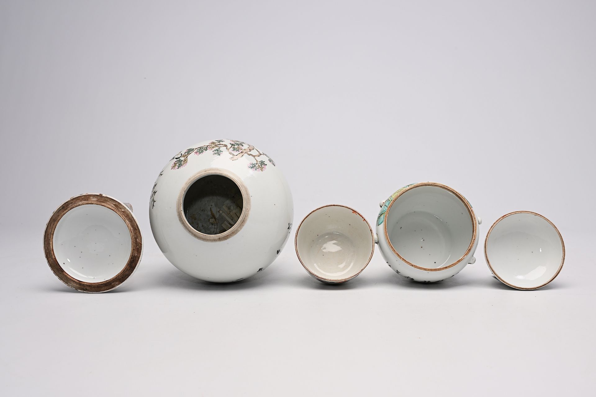 A varied collection of Chinese famille rose and qianjiang cai porcelain, 19th/20th C. - Image 15 of 58