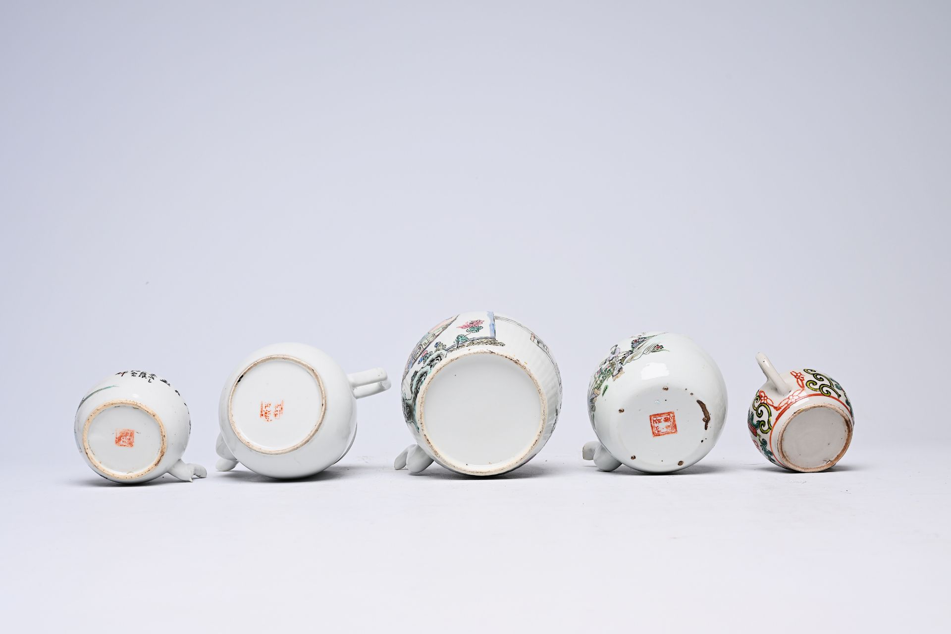 Five Chinese famille rose and qianjiang cai teapots and covers with floral and figurative design, 19 - Bild 7 aus 8