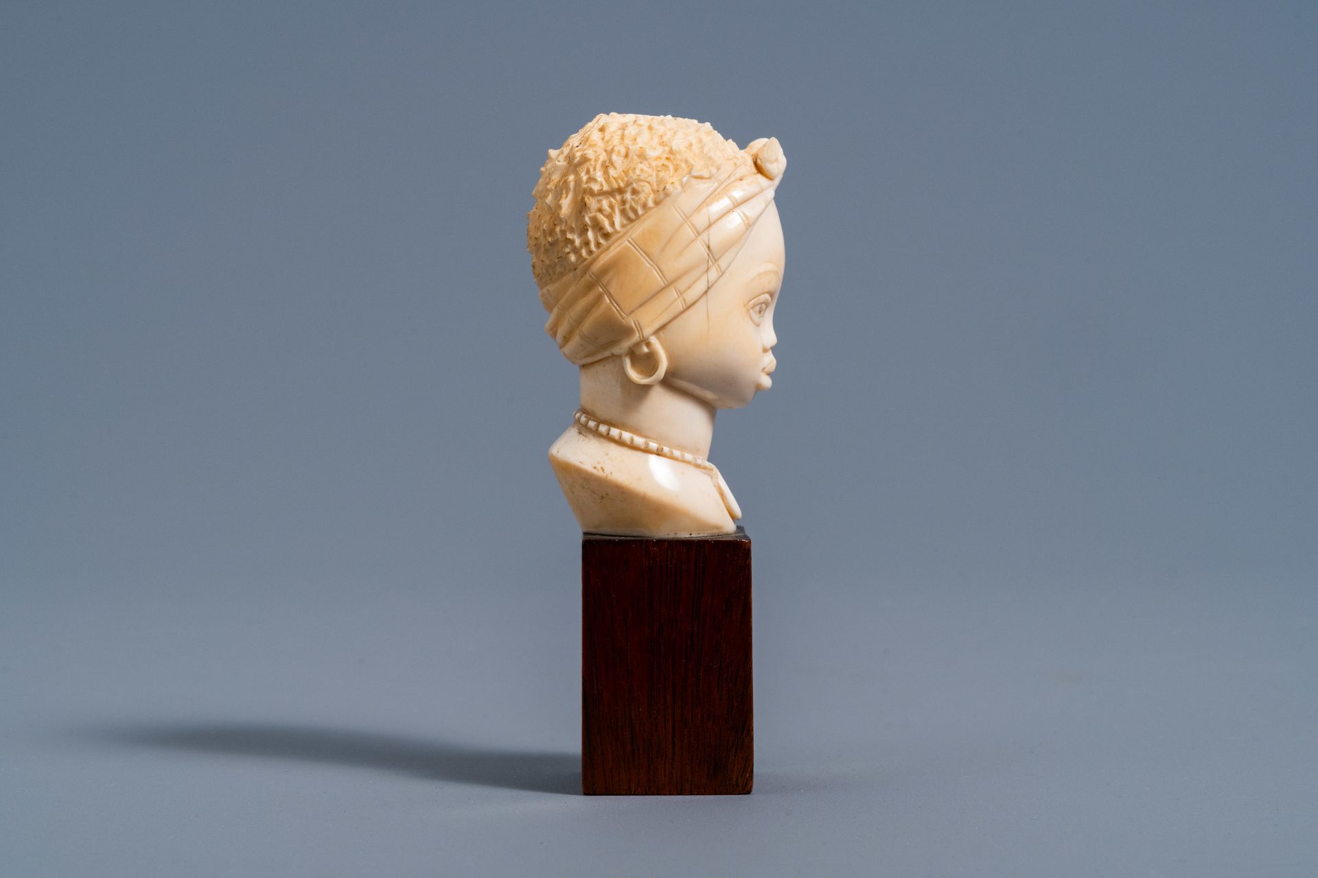 A fine ivory bust of an African beauty on a wood base, probably Belgium, late 19th C. - Bild 6 aus 9