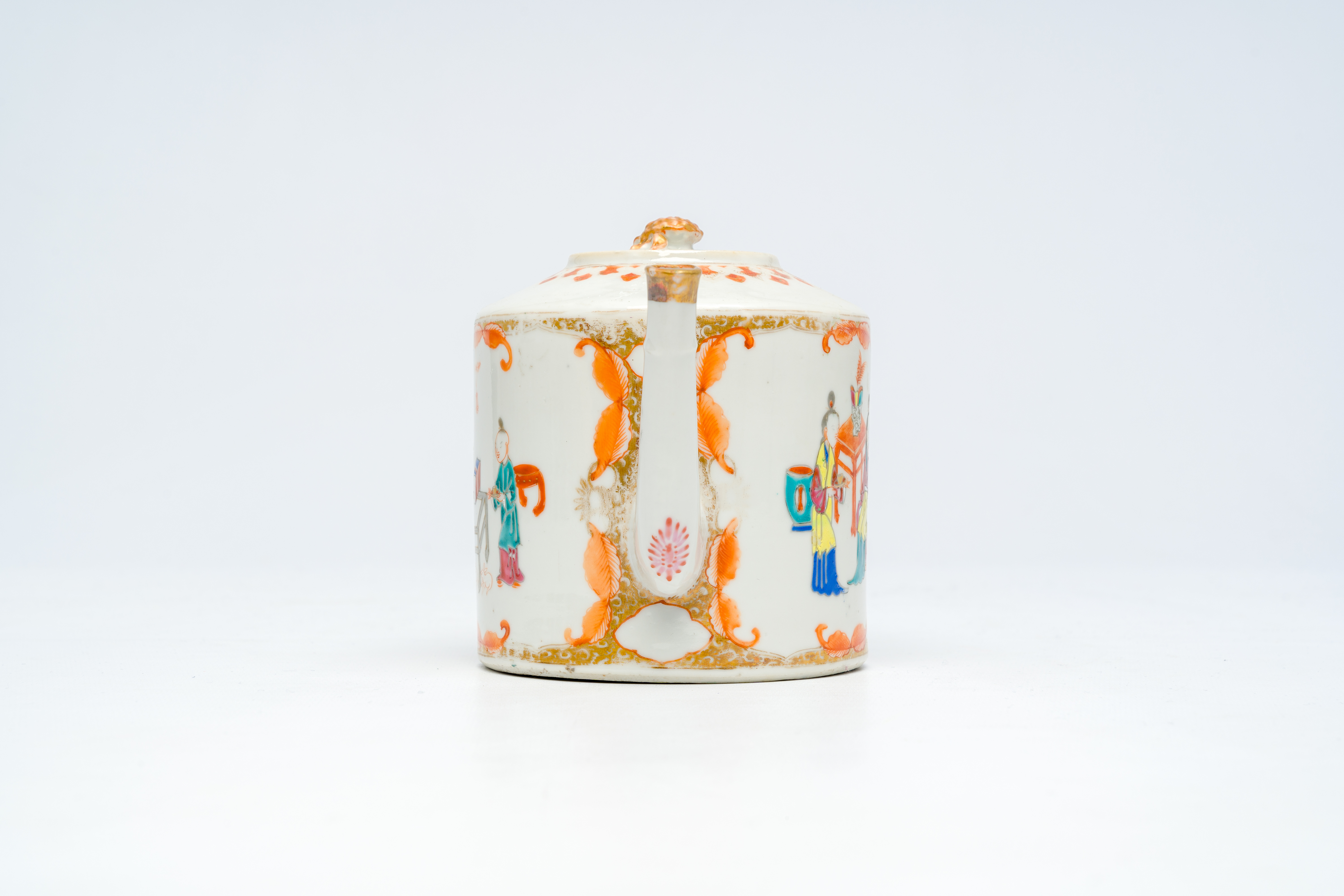 A Chinese famille rose 'mandarin subject' teapot and cover, Qianlong/Jiaqing - Image 5 of 7
