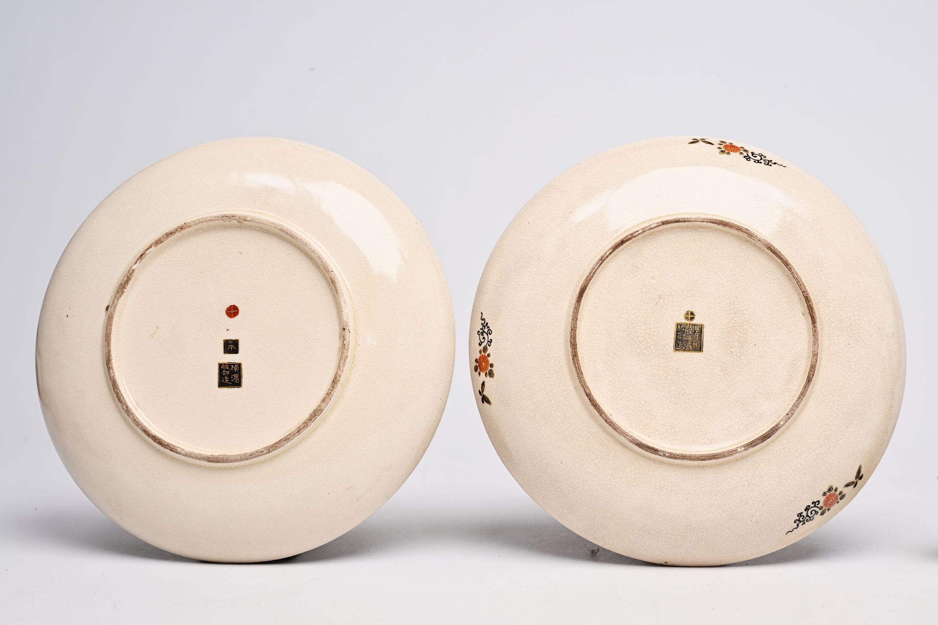 Two Japanese Satsuma plates, a box and cover and a bowl with figurative design, Meiji, 19th/20th C. - Bild 3 aus 9