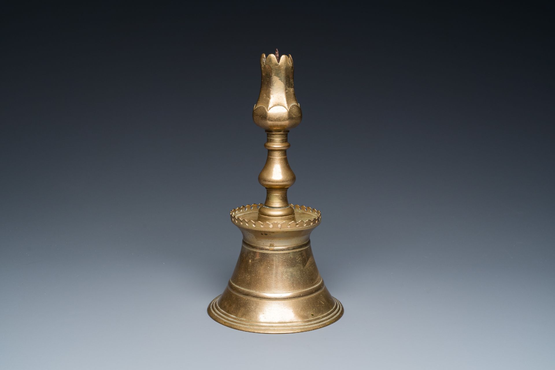 A Turkish bronze candlestick with tulip-shaped sconce, 18th C. - Bild 7 aus 7