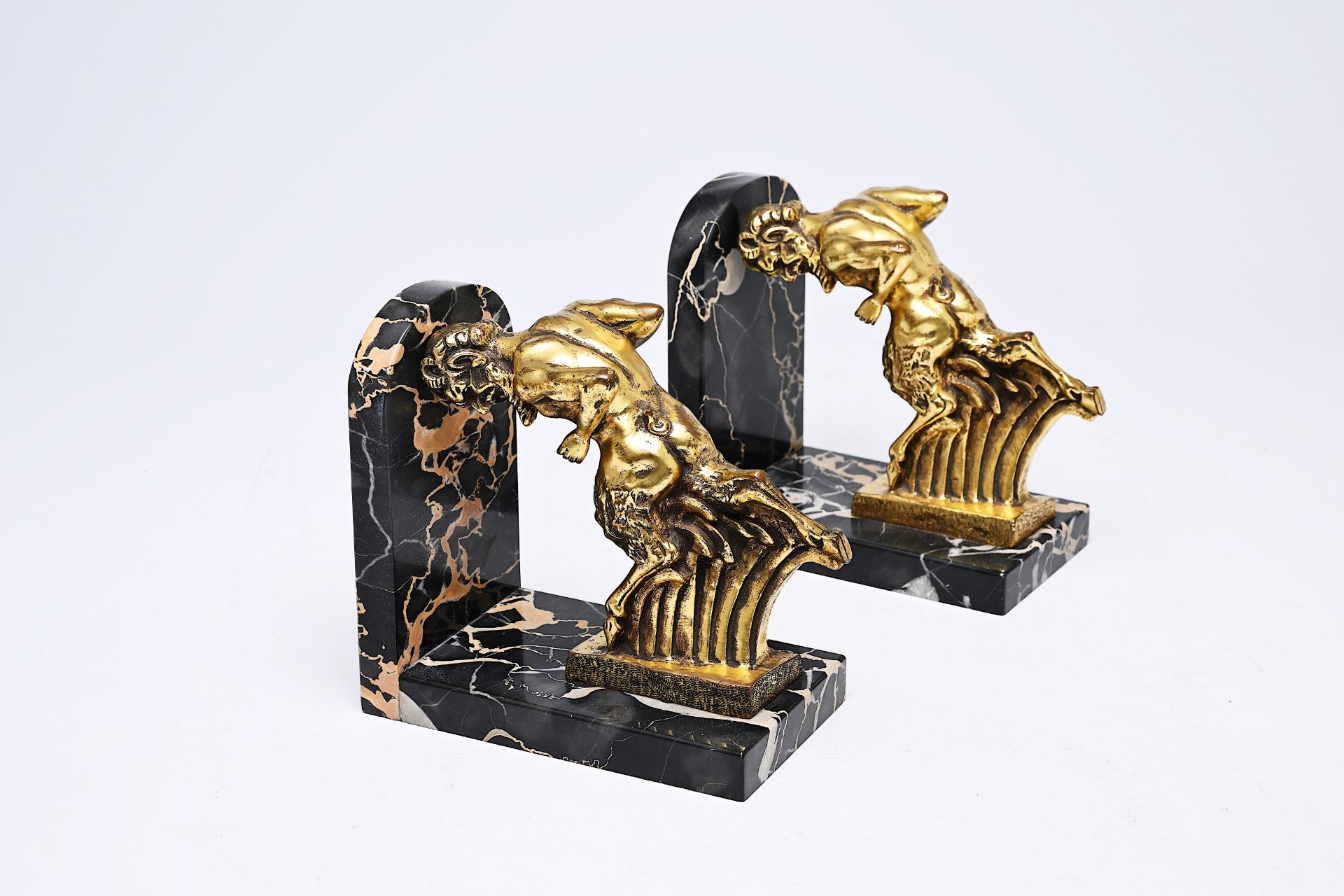 Irenee Rochard (1906-1984): A pair of bookends in the shape of satyrs, gilt bronze on a marble base - Bild 4 aus 8