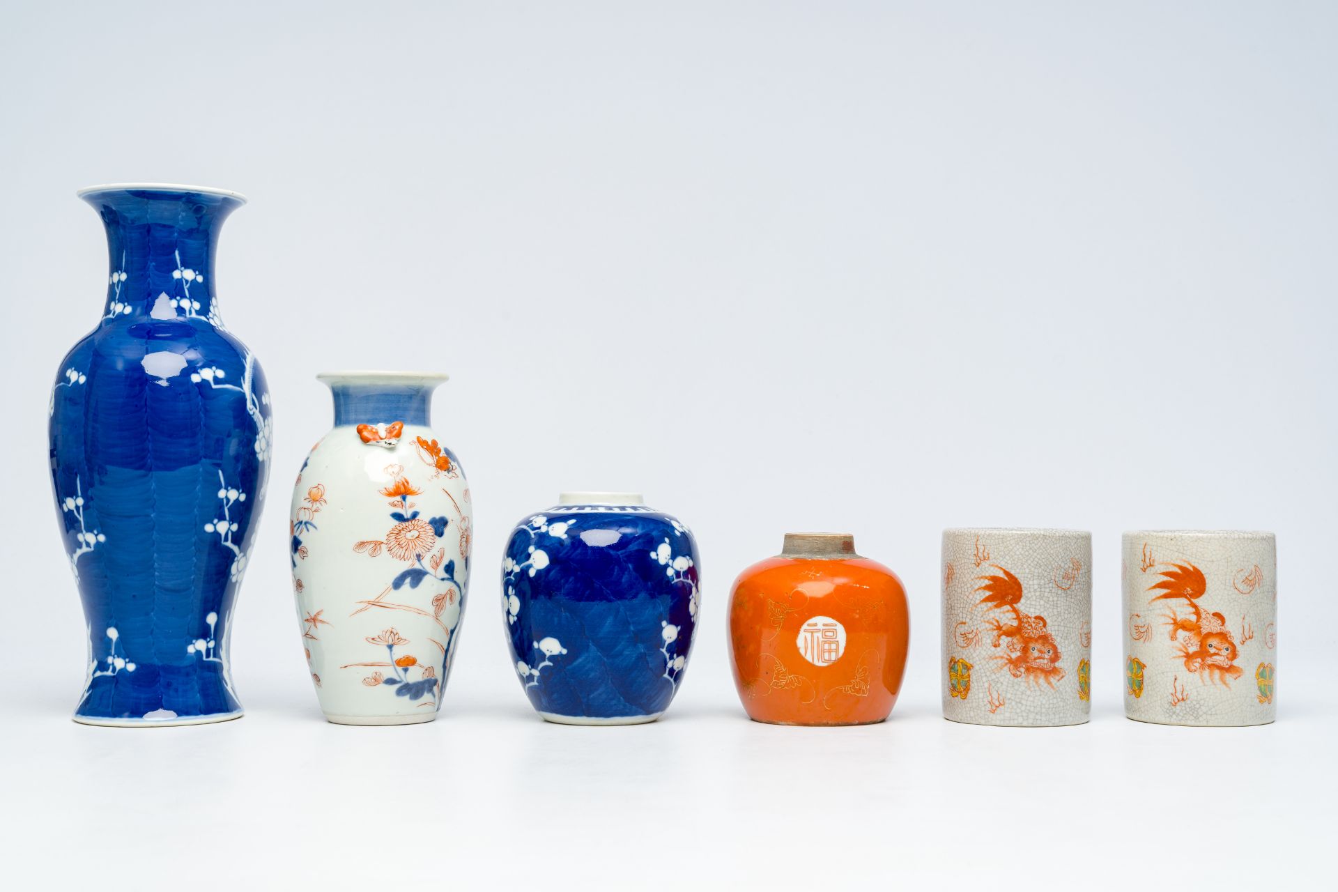 A varied collection of Chinese blue and white and iron-red porcelain, 19th/20th C. - Image 5 of 7