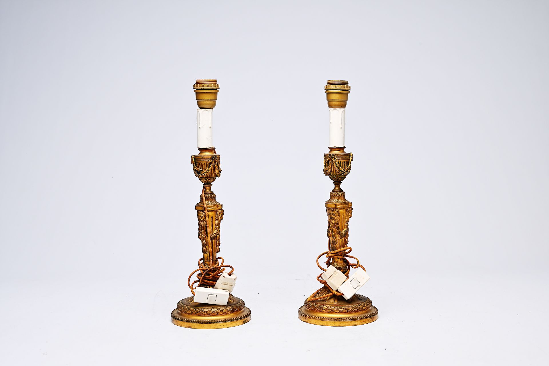 A pair of French Neoclassical gilt bronze candlesticks with lion heads and garlands mounted as lamps - Bild 3 aus 7