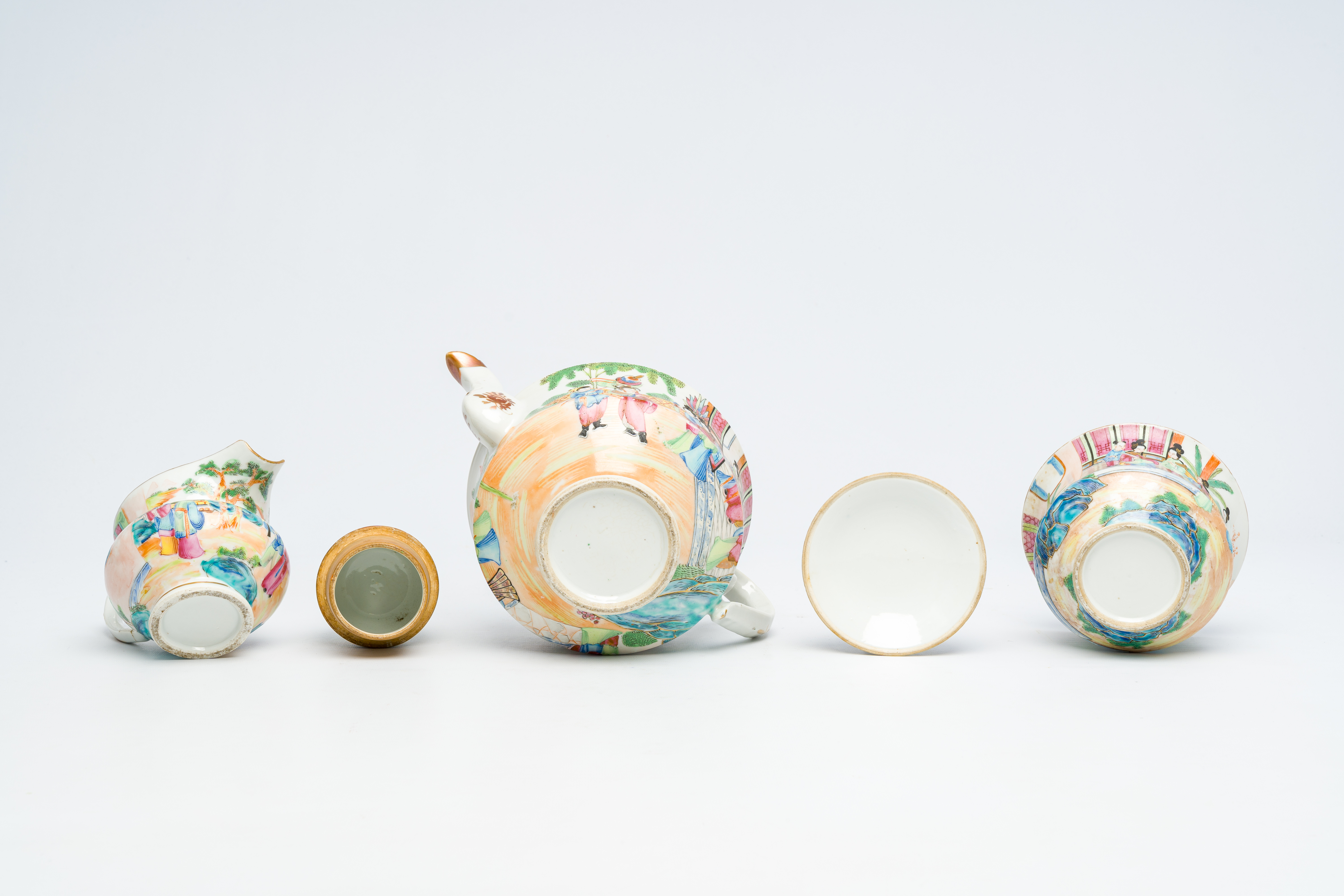 A Chinese Canton famille rose three-part tea set with palace scenes, 19th C. - Image 7 of 7