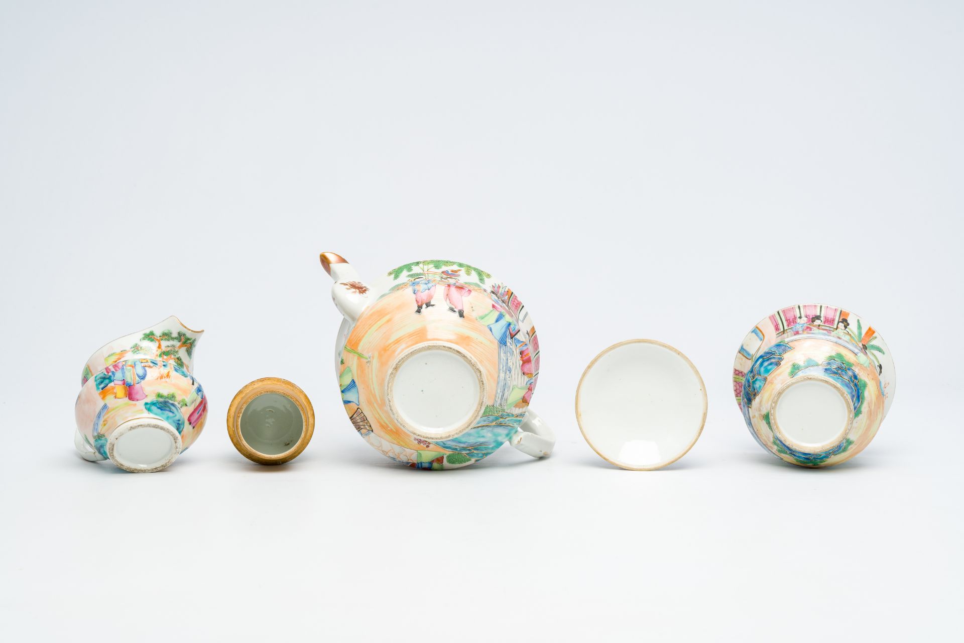 A Chinese Canton famille rose three-part tea set with palace scenes, 19th C. - Image 7 of 7