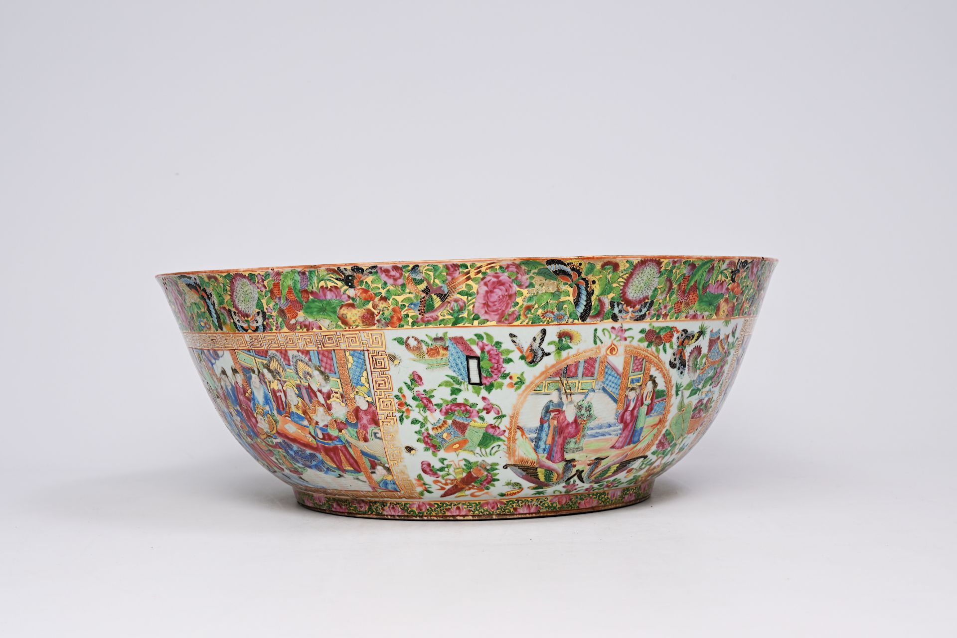 An imposing Chinese Canton famille rose bowl with palace scenes, antiquities and floral design, 19th - Bild 5 aus 10