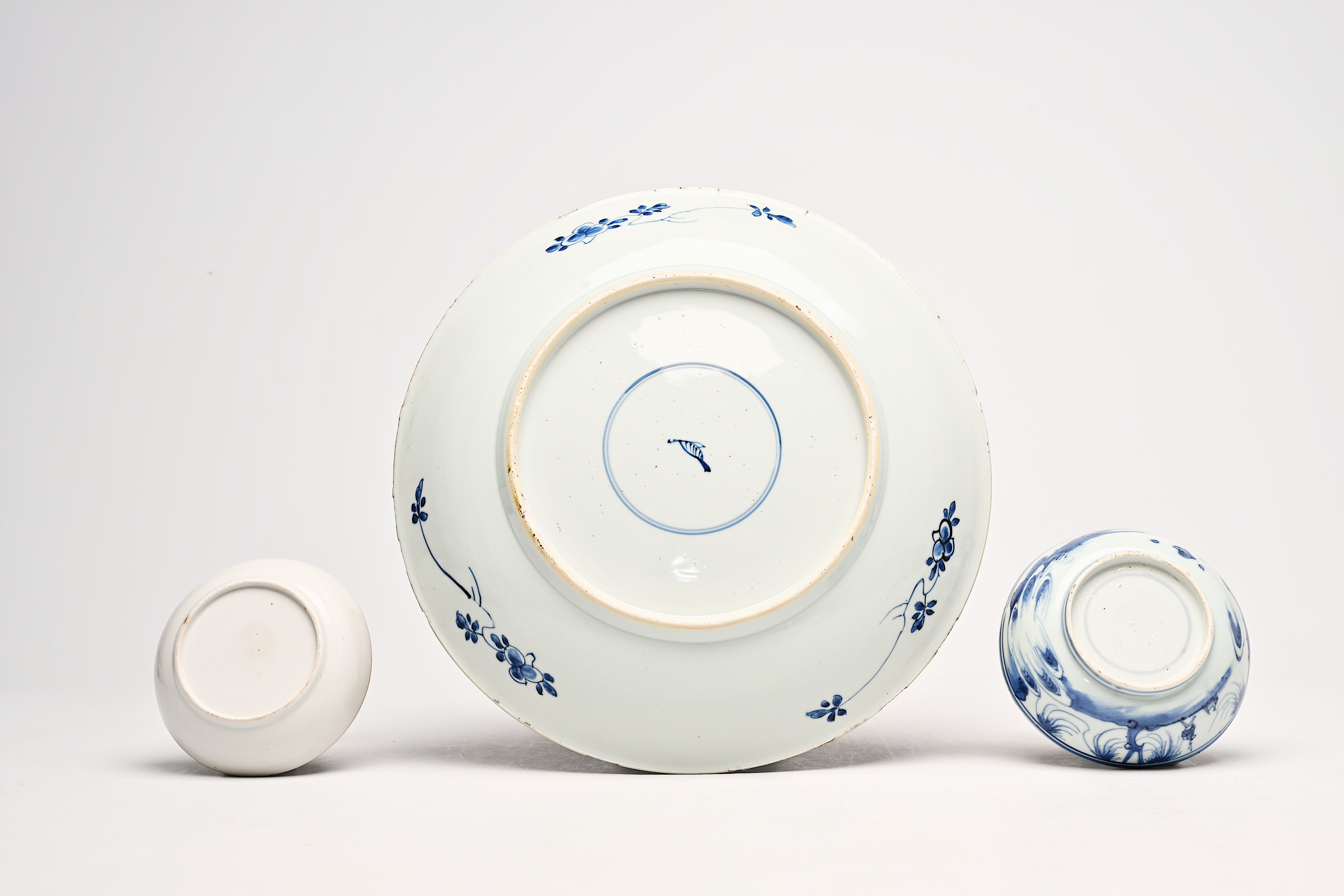 A varied collection of Chinese blue, white and gilt porcelain, Ming/Qianlong - Image 3 of 5