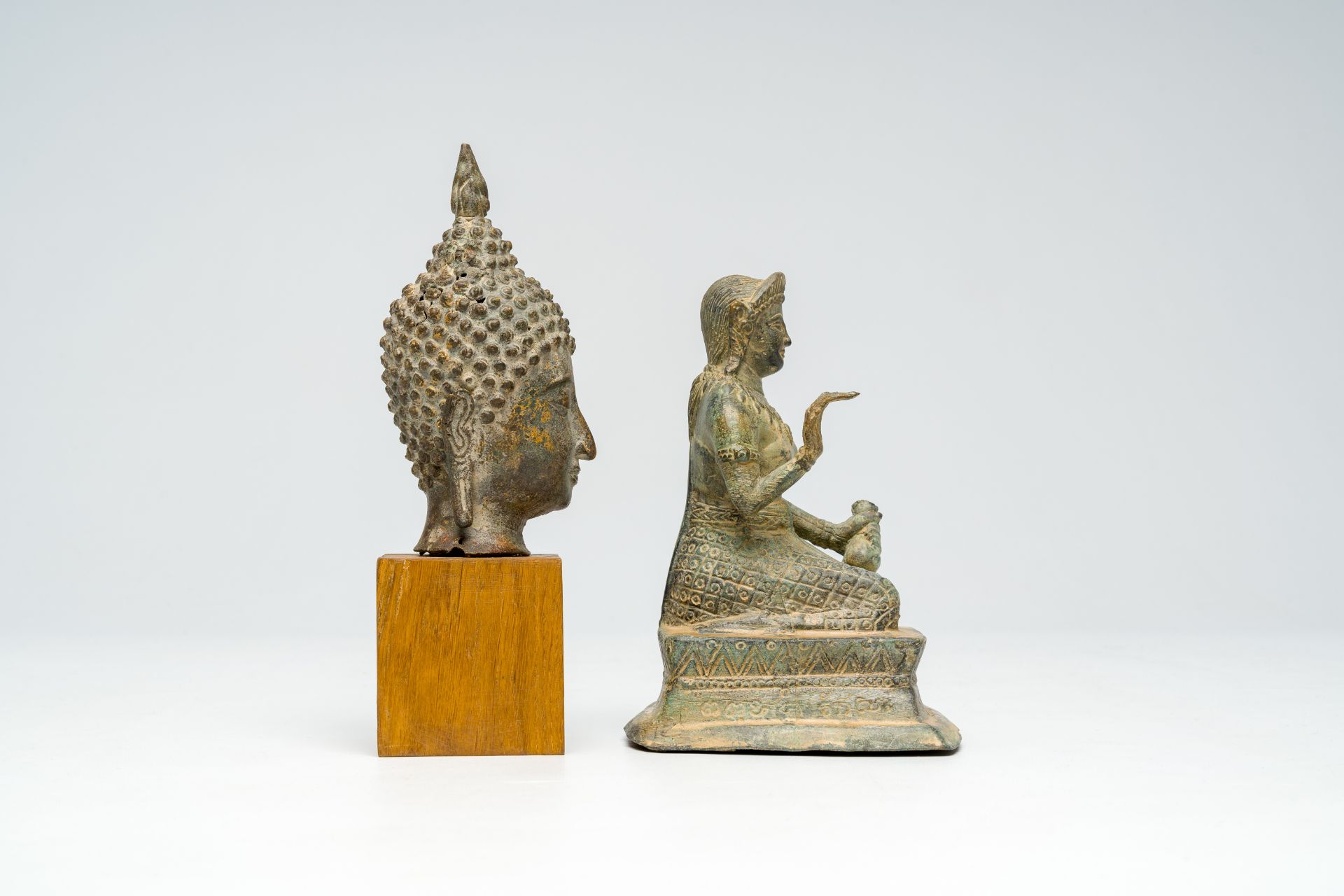 A Thai partly gilt bronze head of Buddha and an Indian figure of Vishnu, poss. 16th C. or later - Bild 5 aus 7