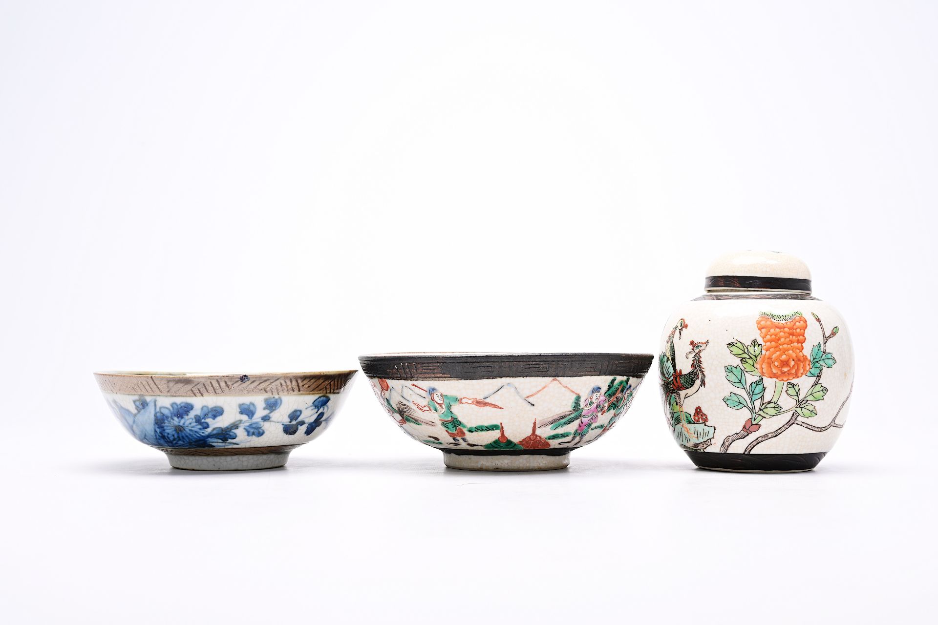 A varied collection of Chinese famille rose, verte and blue and white porcelain, 19th/20th C. - Bild 31 aus 48