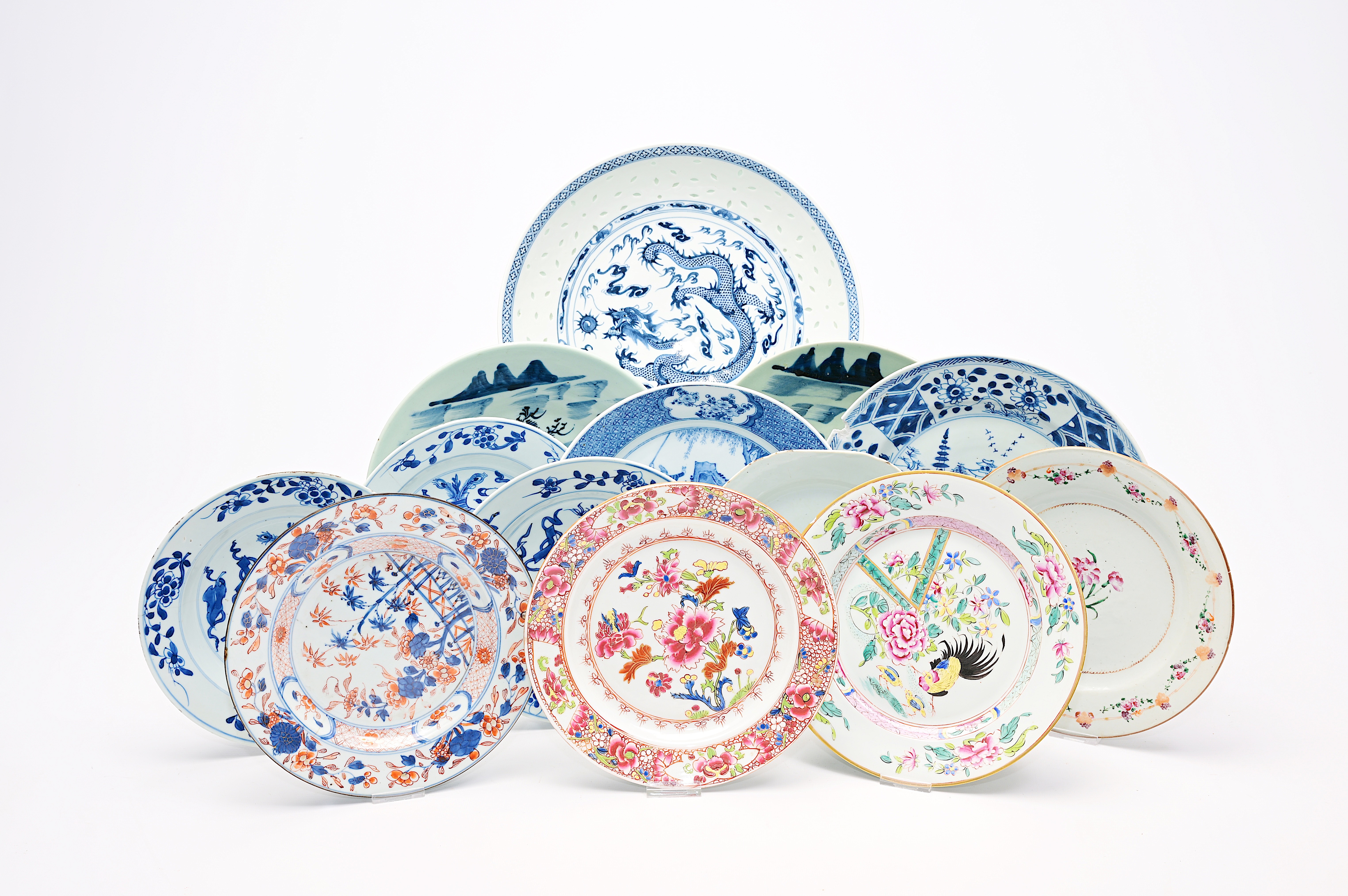 A varied collection of Chinese blue, white, famille rose, Imari style and Samson porcelain plates an