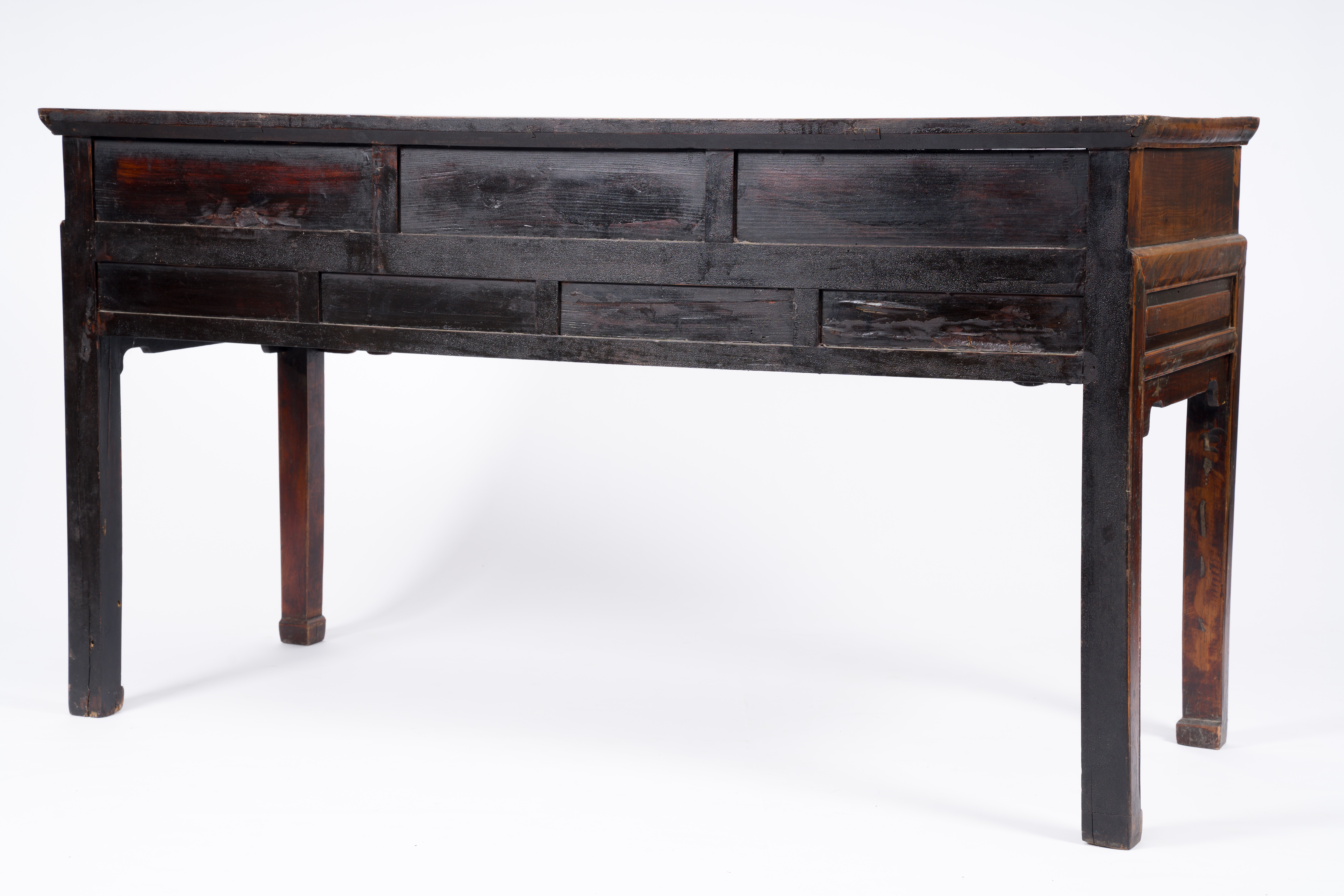 A Chinese wood wall console with partly gilt relief design, 19th/20th C. - Bild 6 aus 7