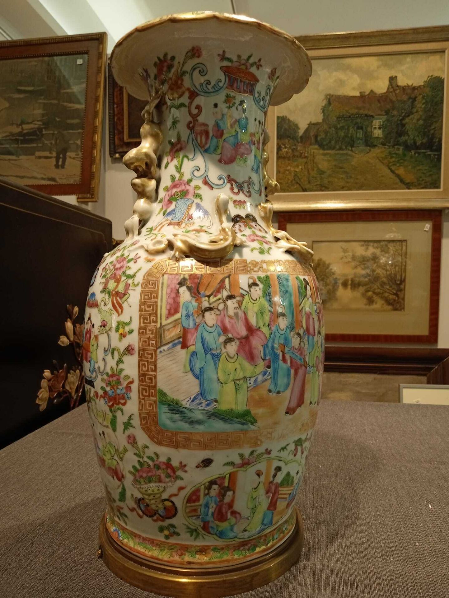 Two Chinese Canton famille rose vases with palace scenes, one of which mounted as a lamp, 19th C. - Bild 32 aus 46
