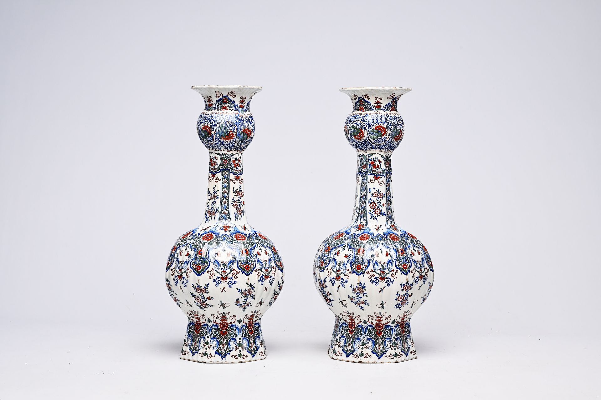 A pair of Dutch Delft cashmire palette vases with floral design, 19th C.