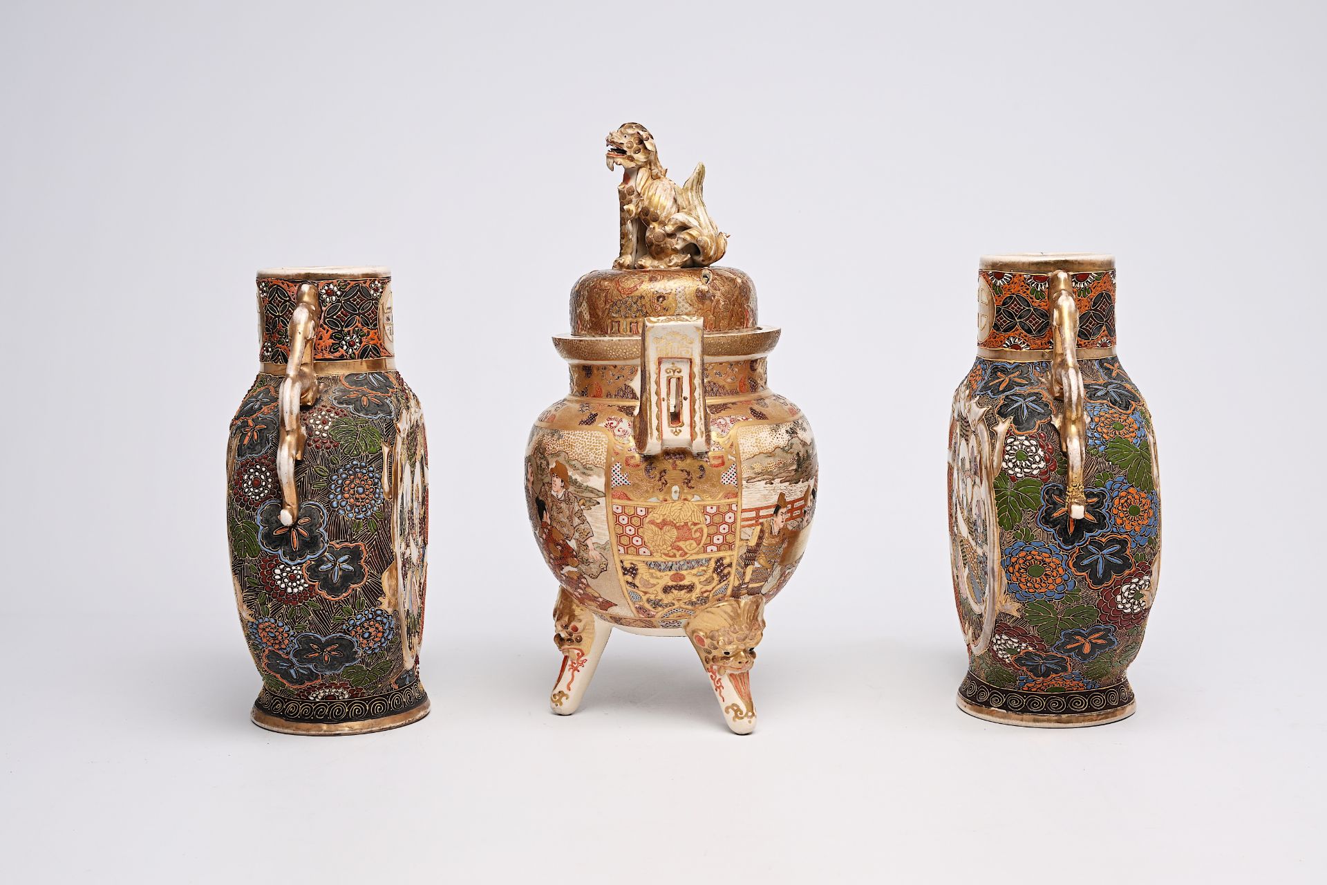 Three Japanese Satsuma 'moonflask' vases, a 'koro' incense burner and a Buddha on an elephant, Meiji - Bild 3 aus 18