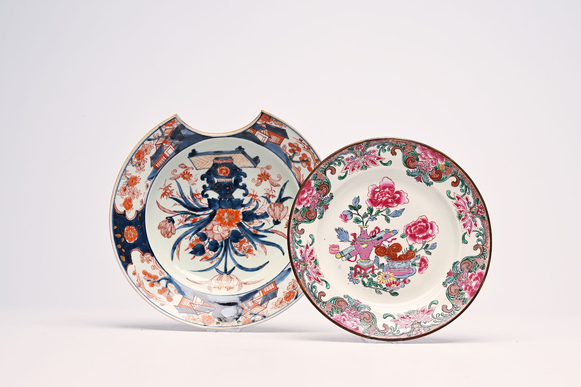 A varied collection of Chinese blue, white and blanc de Chine, Japanese Imari and Samson famille ros - Bild 8 aus 9