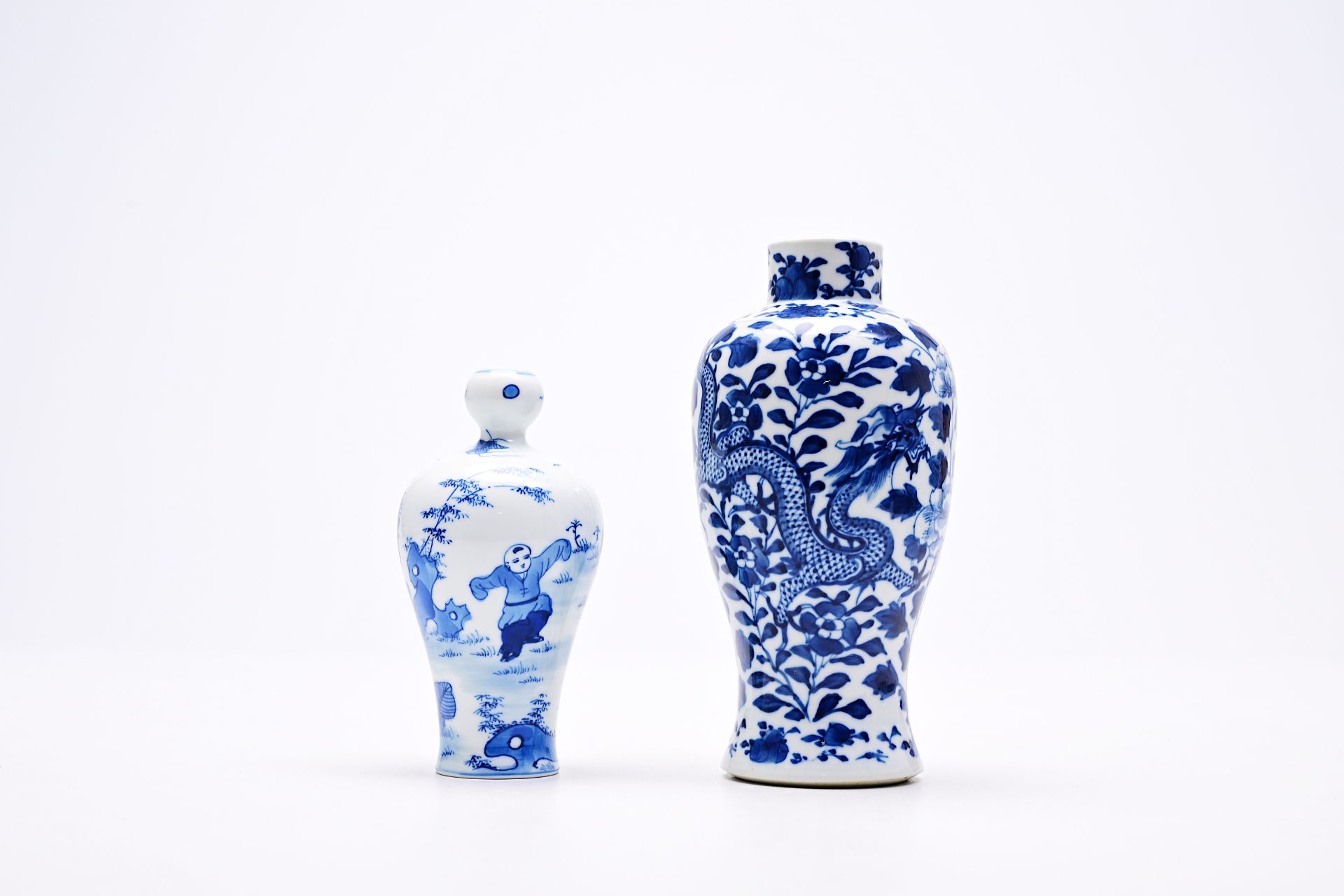 A varied collection of Chinese blue and white porcelain with floral design and figures in a landscap - Bild 20 aus 22