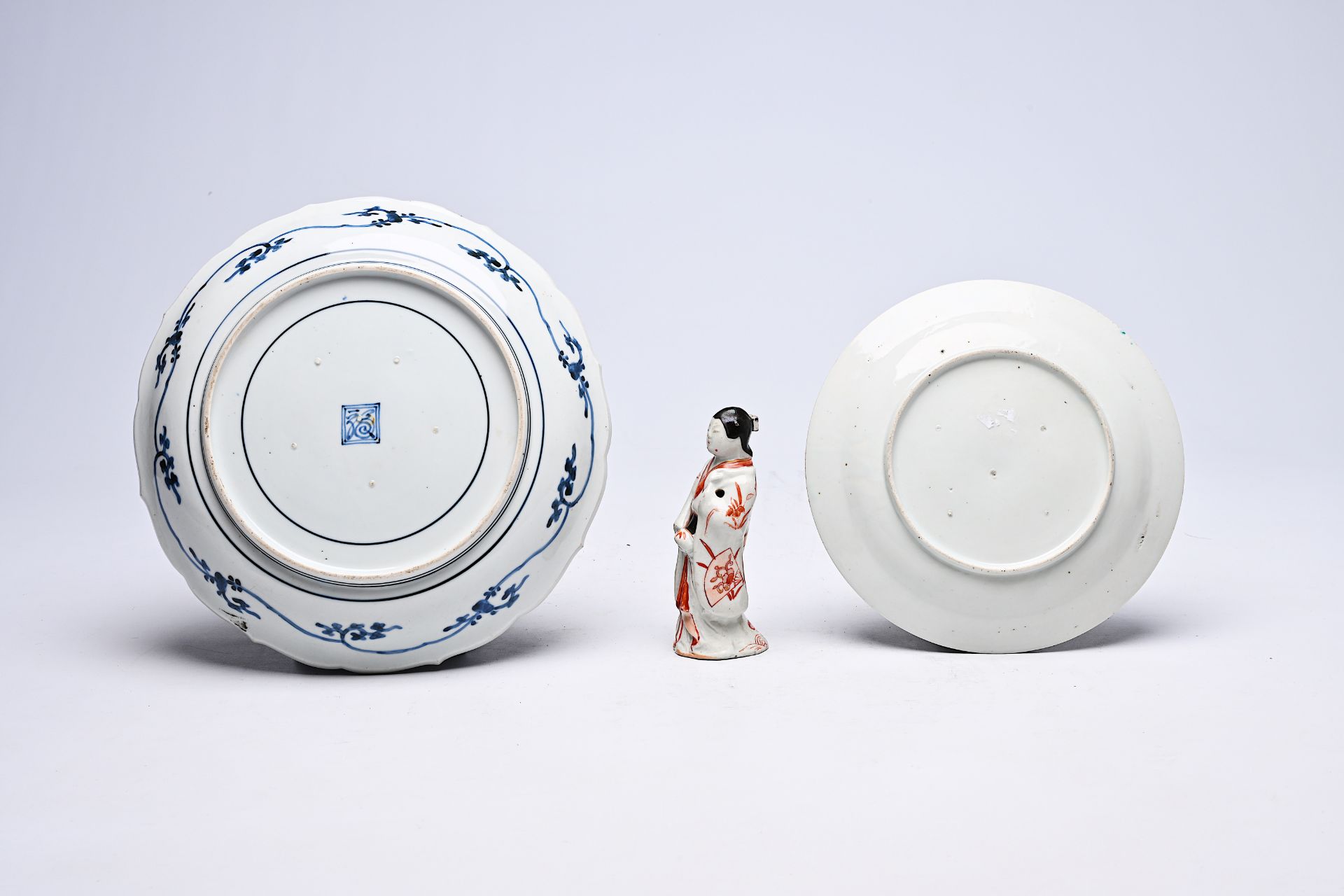 A Japanese blue and white and a Kakiemon plate with birds in a landscape and a 'bijin' figure, Edo/M - Image 4 of 5