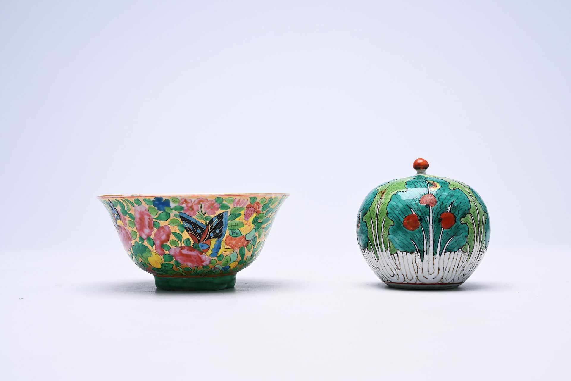 A Chinese Canton famille rose bowl for the Thai market and a 'cabbage' jar and cover, 19th C. - Bild 3 aus 7