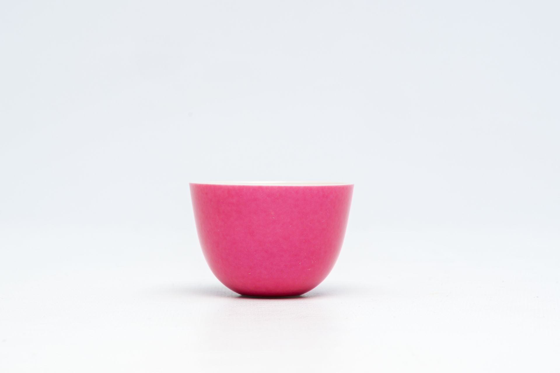 A Chinese monochrome ruby ground cup, Kangxi mark, 19th/20th C. - Image 5 of 14