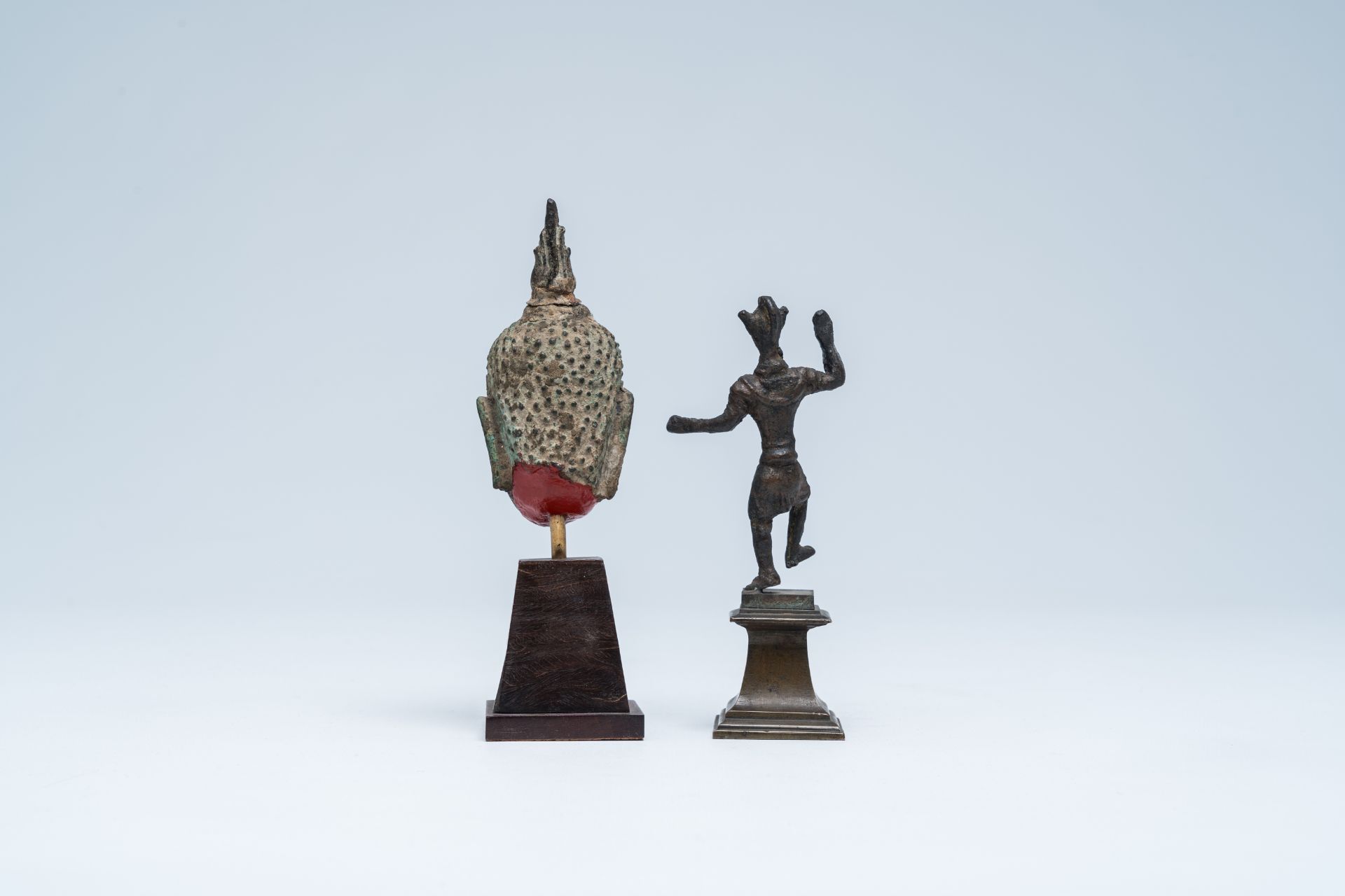 A bronze head of Buddha and a sculpture of a ritual dancer, Southeast Asia, 13th/17th C. - Bild 4 aus 7