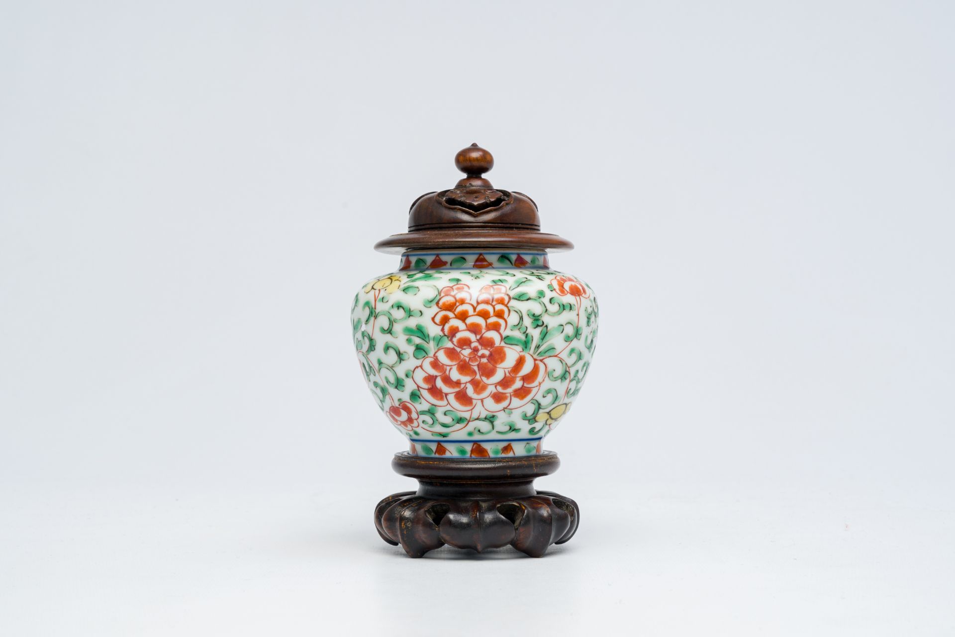 A Chinese wucai vase with wooden cover and stand, Kangxi