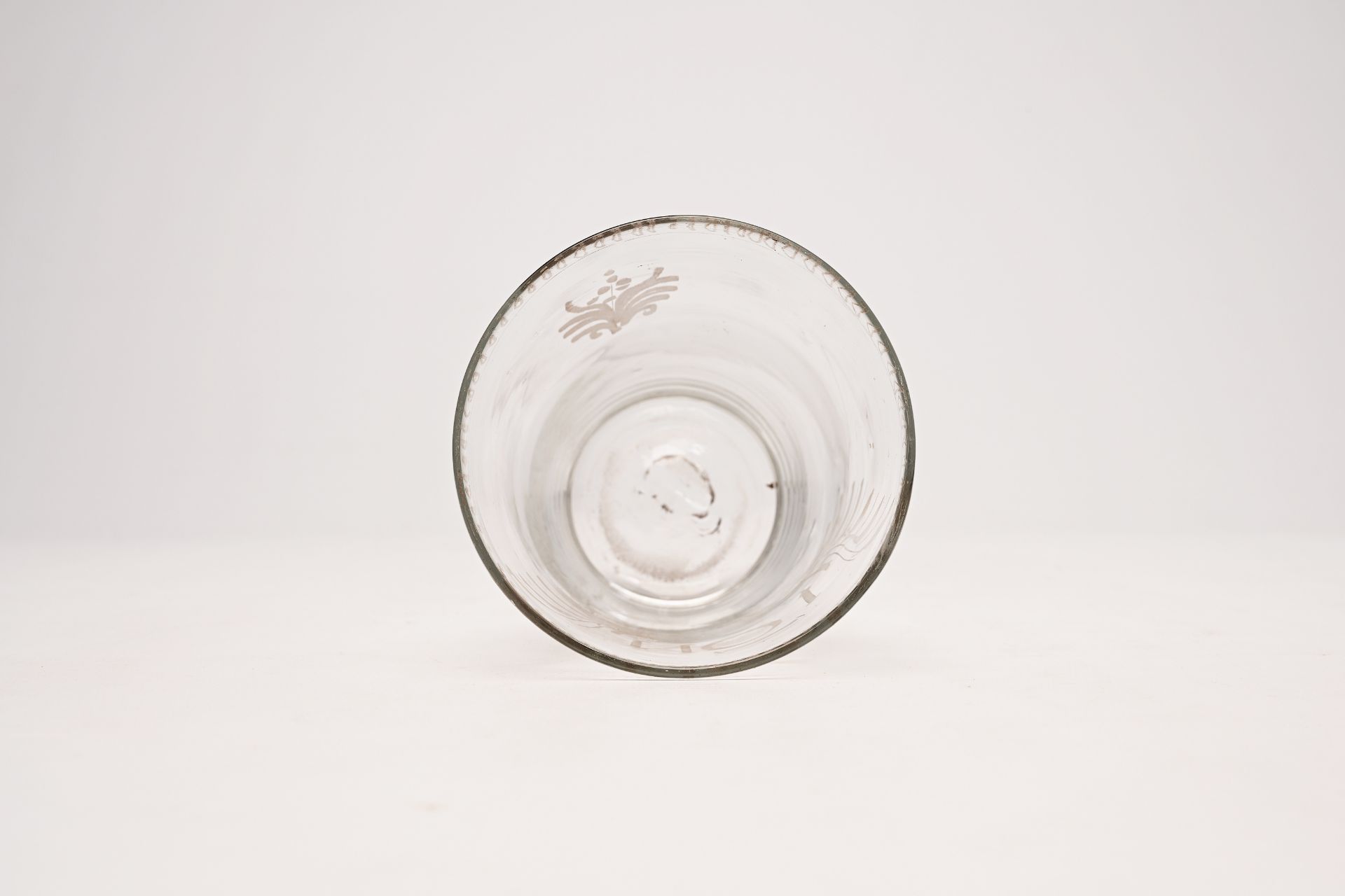 An etched or engraved glass with monogram NOI, end 18th C. - Bild 5 aus 6