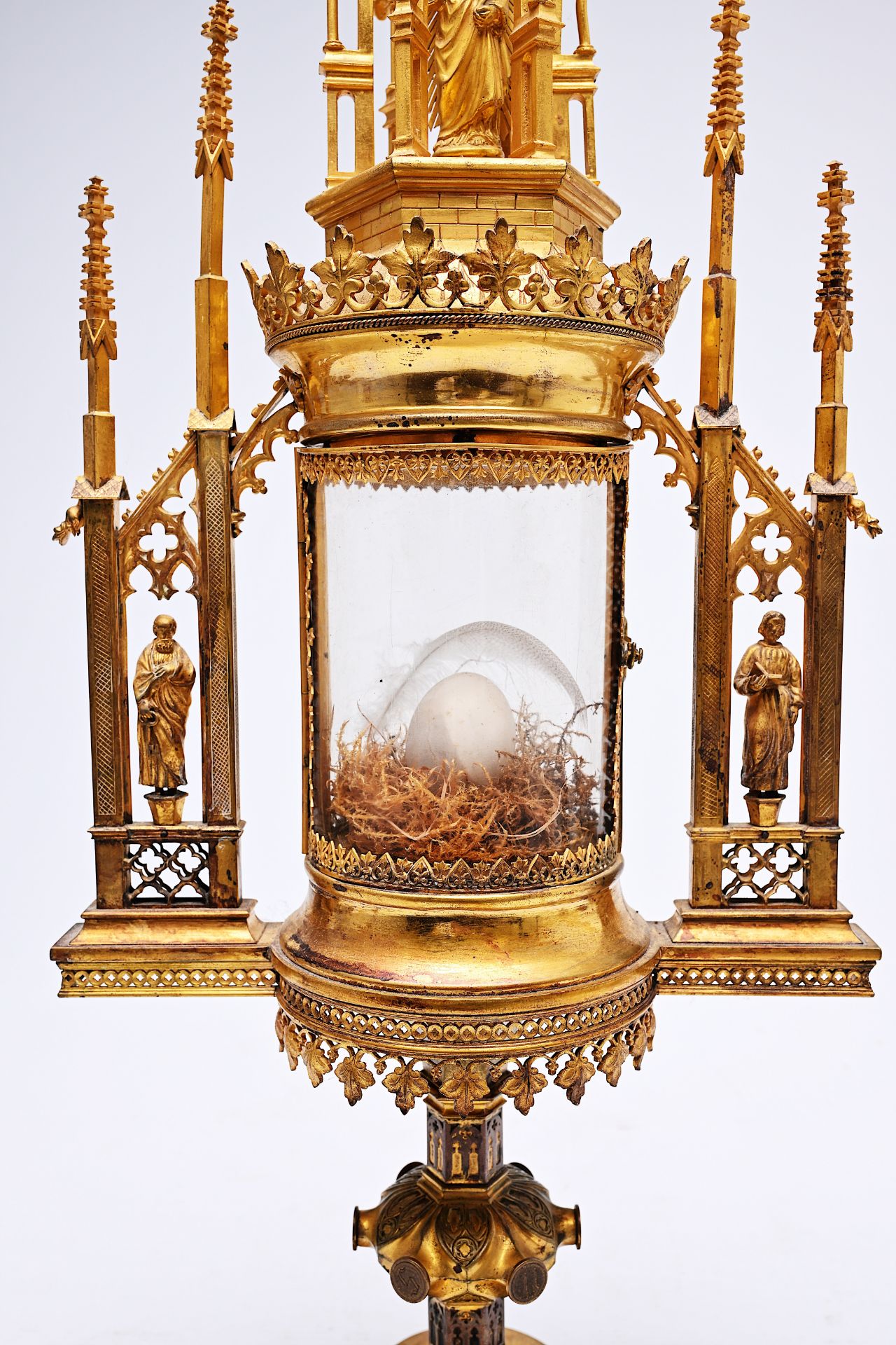 A French Gothic revival brass cathedral-shaped monstrance with enamel plaques, 19th C. - Image 6 of 15
