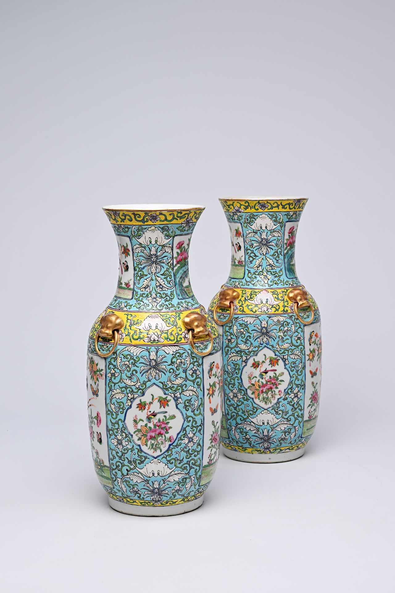 A pair of Chinese Canton famille rose turquoise ground vases with birds and butterflies among blosso - Bild 10 aus 13