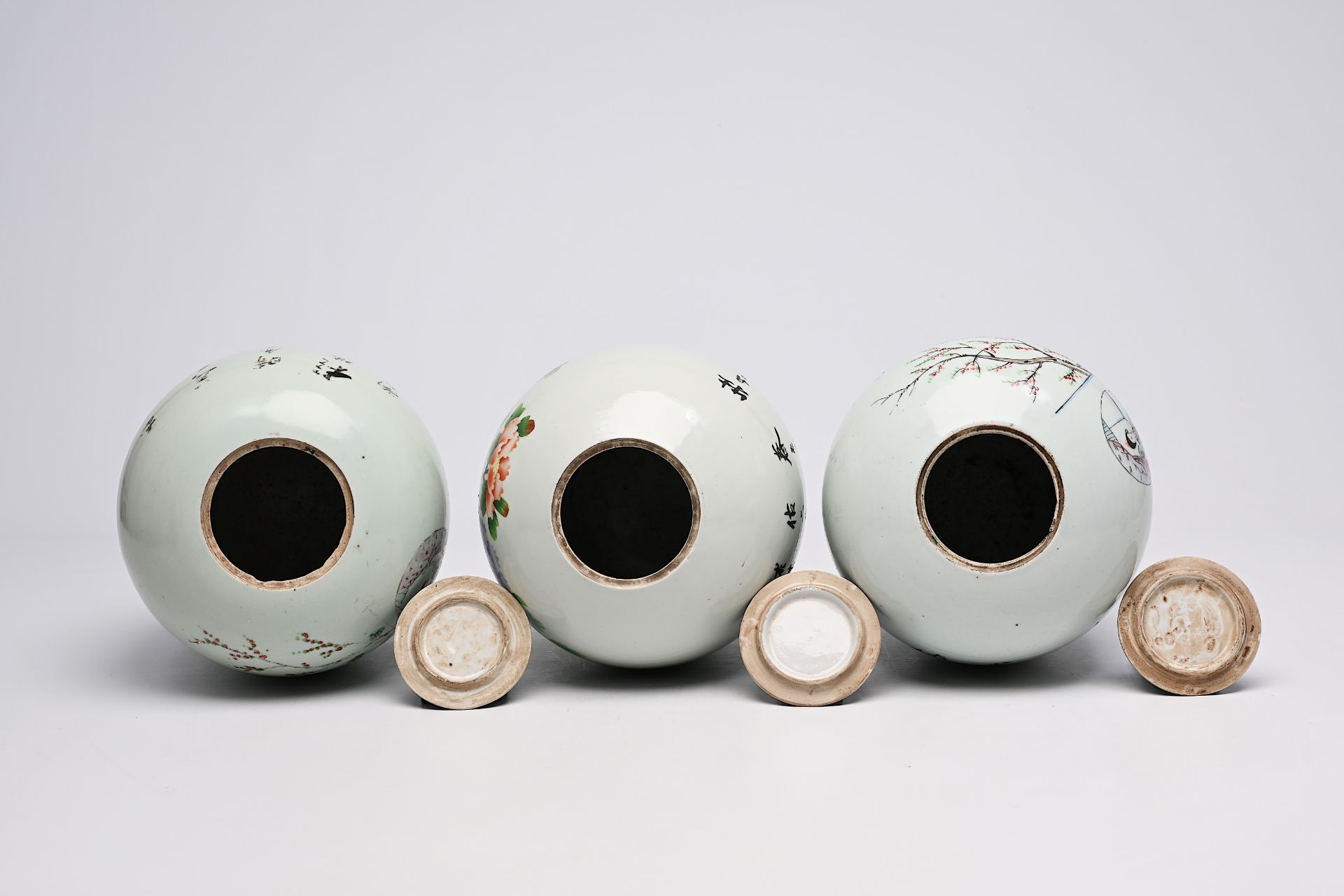 Six Chinese famille rose and qianjiang cai ginger jars with floral and figurative design, 19th/20th - Bild 27 aus 34