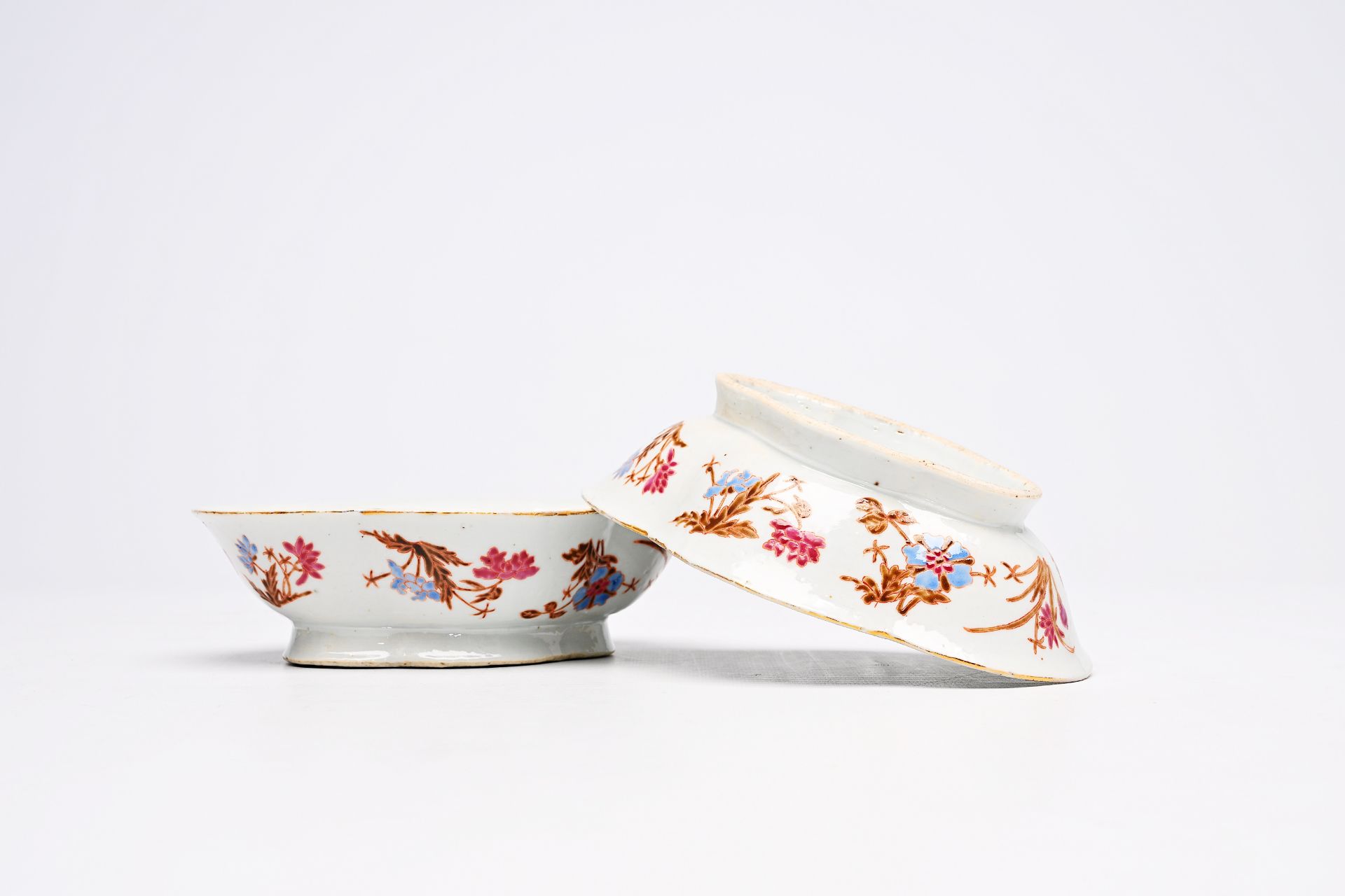 A pair of Chinese lobed famille rose bowls with floral design, 19th C. - Image 6 of 24